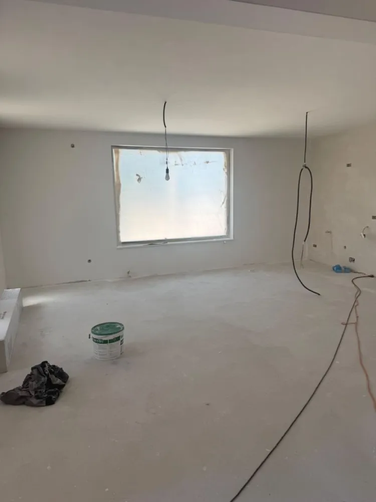 De vanzare casa noua in sat Costi, 145.000 euro - Se oferă spre vânzare casă construită în anul 2024, amplasată în satul Costi, pe strada Frunzei, într-o zonă liniștită, cu acces facil și toate utilitățile disponibile.
Proprietatea este edificată pe un teren de 643 mp, cu un front stradal de 19 ml, având o suprafață construită de 150 mp.
Compartimentarea este practică și oferă spațiul necesar unei familii:
 -3 dormitoare;
 -living cu bucătărie open-space;
 - 2 băi.
Casa dispune de încălzire și este racordată la apă, gaz, curent electric și canalizare.
Imobilul se vinde nefinalizat complet la interior, oferind noului proprietar libertatea de a alege finisajele și de a amenaja locuința după propriul stil și preferințe.
Dacă sunteți în căutarea unei case noi, cu teren generos și o compartimentare funcțională, această proprietate poate fi alegerea potrivită.
Pret 145.000 euro
Se percepe comision de tranzactionare 1,5%.
pentru detalii si programare vizionare 0746.252.252 Liliana Ene, Agentia Mag Invest.