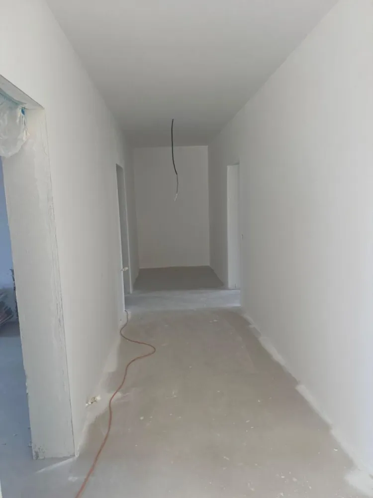 De vanzare casa noua in sat Costi, 145.000 euro - Se oferă spre vânzare casă construită în anul 2024, amplasată în satul Costi, pe strada Frunzei, într-o zonă liniștită, cu acces facil și toate utilitățile disponibile.
Proprietatea este edificată pe un teren de 643 mp, cu un front stradal de 19 ml, având o suprafață construită de 150 mp.
Compartimentarea este practică și oferă spațiul necesar unei familii:
 -3 dormitoare;
 -living cu bucătărie open-space;
 - 2 băi.
Casa dispune de încălzire și este racordată la apă, gaz, curent electric și canalizare.
Imobilul se vinde nefinalizat complet la interior, oferind noului proprietar libertatea de a alege finisajele și de a amenaja locuința după propriul stil și preferințe.
Dacă sunteți în căutarea unei case noi, cu teren generos și o compartimentare funcțională, această proprietate poate fi alegerea potrivită.
Pret 145.000 euro
Se percepe comision de tranzactionare 1,5%.
pentru detalii si programare vizionare 0746.252.252 Liliana Ene, Agentia Mag Invest.