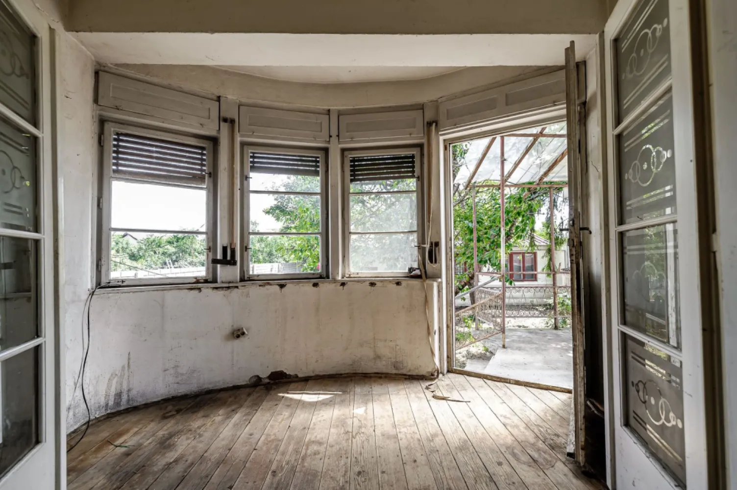 Casă pe Str. Dorobanților | 716 mp teren | Pârneava - Proprietate cu potențial, care necesită renovare completă, dar merită investiția datorită poziției și structurii.

Adresa proprietății: Pârneava, str. Dorobanților

Teren: 716 mp
Suprafață construită desfășurată: 262 mp
Centrală termică pe gaz montată recent, încă în garanție
Corp la stradă: 3 camere + bucătărie + baie + hol + terasă + pivniță mare
Corp în curte: 2 camere + bucătărie + baie
Curte generoasă!

Se vinde nemobilat/neutilat.

Sună-mă sau trimite-mi un mesaj pentru detalii și vizionare. Telefon/WhatsApp: 0742 267 773