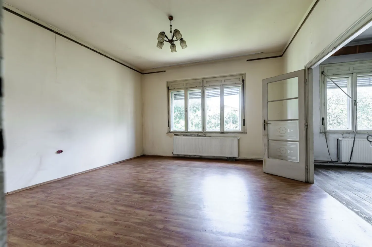Casă pe Str. Dorobanților | 716 mp teren | Pârneava - Proprietate cu potențial, care necesită renovare completă, dar merită investiția datorită poziției și structurii.

Adresa proprietății: Pârneava, str. Dorobanților

Teren: 716 mp
Suprafață construită desfășurată: 262 mp
Centrală termică pe gaz montată recent, încă în garanție
Corp la stradă: 3 camere + bucătărie + baie + hol + terasă + pivniță mare
Corp în curte: 2 camere + bucătărie + baie
Curte generoasă!

Se vinde nemobilat/neutilat.

Sună-mă sau trimite-mi un mesaj pentru detalii și vizionare. Telefon/WhatsApp: 0742 267 773