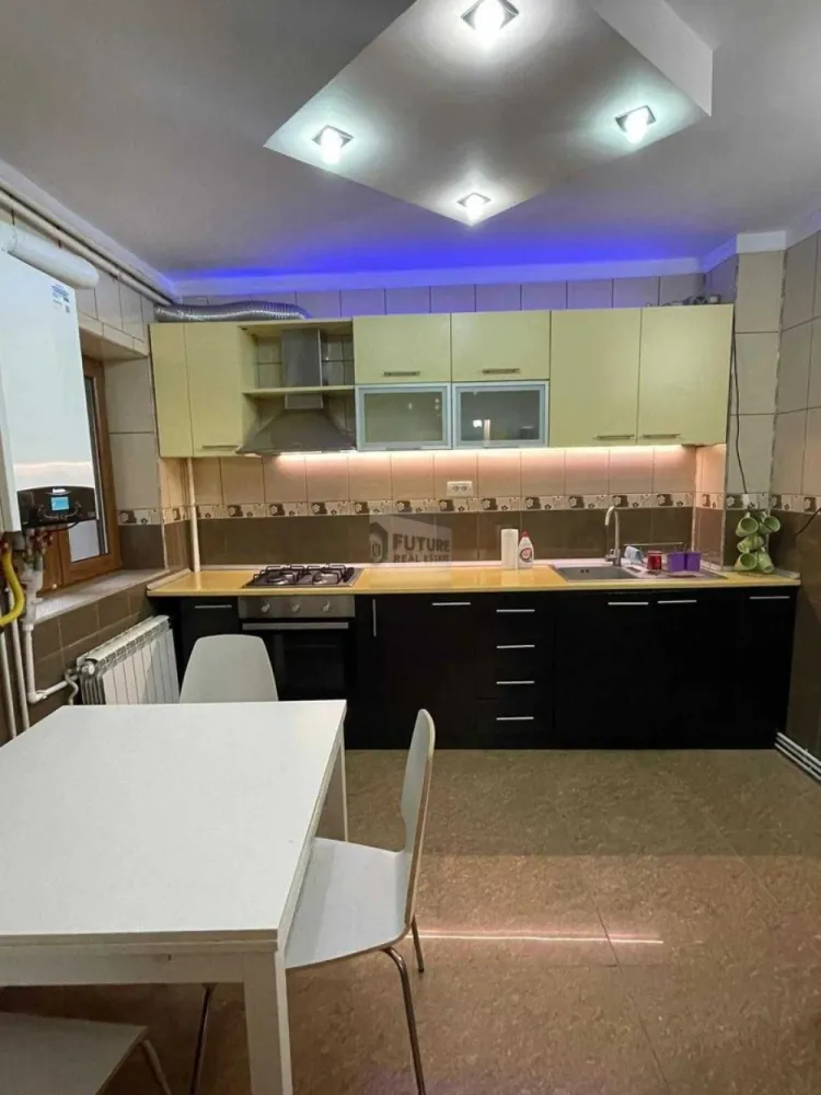 apartament 2 camere zona Ștefan Cel Mare Obor - Dacă cauți un apartament „clasic”, cu uși de lemn și mușcate la geam, acesta NU este pentru tine. Dar dacă cauți un spațiu care să emane succes, disciplină și modernism, citește mai departe. Suntem pe Strada Luncșoara, exact deasupra pulsului orașului, cu o vedere panoramică spre pasajul Obor care îți reamintește în fiecare dimineață de ce muncești atât de mult. 📐 Configurația: Open. Transparent. Business. Apartamentul a fost regândit pentru eficiență și estetică. Cele două camere sunt separate printr-un glasvand de sticlă sablată. Ce înseamnă asta? Înseamnă un flux de lumină incredibil și un design de revistă. Cui se adresează? Este locația perfectă pentru o reprezentanță, un sediu de firmă de tip boutique sau locuința unui director care apreciază stilul loft. Atenție: Intimitatea este vizuală, nu fonică. Este un spațiu pentru oameni care gândesc out of the box. 🔥 De ce acest apartament și nu cel de vizavi? Renovare Proaspătă (Ianuarie 2026): Miroase a nou. Finisajele sunt de înaltă calitate, nu „vopsea peste igrasie”. Independență Totală: Centrală termică proprie. Nu aștepți după avariile RADET. Ai confortul sub controlul tău. Clădire Reabilitată: Blocul a fost izolat termic anul trecut. Facturi mici, confort termic mare. Tehnologie: Aer condiționat și electrocasnice noi (mașină de spălat de ultimă generație, instalată acum câteva luni). 💼 Condiții contractuale (Fără „povești”): Disponibilitate: IMEDIATĂ. Profil chiriaș: Căutăm seriozitate. Pretabil pentru business sau locuință individuală/cuplu fără copii. Vrei să vezi cum arată viitorul tău sediu sau noua ta casă? Avem filmare completă și detalii tehnice pe WhatsApp. Nu ne plac vizionările „de turism imobiliar”, așa că sună-ne doar dacă ești pregătit să semnezi pentru un spațiu care te reprezintă. 📞 Sună acum! #RealEstateBucharest #StefanCelMare #Obor #BusinessApartment #LuxuryOffice #FaraCompromis #DirectProprietarStyle #ModernLiving #DesignIndustrial #BucurestiImobiliare