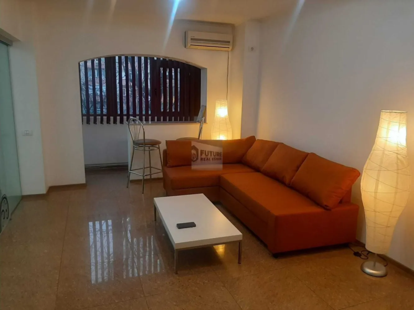 apartament 2 camere zona Ștefan Cel Mare Obor - Dacă cauți un apartament „clasic”, cu uși de lemn și mușcate la geam, acesta NU este pentru tine. Dar dacă cauți un spațiu care să emane succes, disciplină și modernism, citește mai departe. Suntem pe Strada Luncșoara, exact deasupra pulsului orașului, cu o vedere panoramică spre pasajul Obor care îți reamintește în fiecare dimineață de ce muncești atât de mult. 📐 Configurația: Open. Transparent. Business. Apartamentul a fost regândit pentru eficiență și estetică. Cele două camere sunt separate printr-un glasvand de sticlă sablată. Ce înseamnă asta? Înseamnă un flux de lumină incredibil și un design de revistă. Cui se adresează? Este locația perfectă pentru o reprezentanță, un sediu de firmă de tip boutique sau locuința unui director care apreciază stilul loft. Atenție: Intimitatea este vizuală, nu fonică. Este un spațiu pentru oameni care gândesc out of the box. 🔥 De ce acest apartament și nu cel de vizavi? Renovare Proaspătă (Ianuarie 2026): Miroase a nou. Finisajele sunt de înaltă calitate, nu „vopsea peste igrasie”. Independență Totală: Centrală termică proprie. Nu aștepți după avariile RADET. Ai confortul sub controlul tău. Clădire Reabilitată: Blocul a fost izolat termic anul trecut. Facturi mici, confort termic mare. Tehnologie: Aer condiționat și electrocasnice noi (mașină de spălat de ultimă generație, instalată acum câteva luni). 💼 Condiții contractuale (Fără „povești”): Disponibilitate: IMEDIATĂ. Profil chiriaș: Căutăm seriozitate. Pretabil pentru business sau locuință individuală/cuplu fără copii. Vrei să vezi cum arată viitorul tău sediu sau noua ta casă? Avem filmare completă și detalii tehnice pe WhatsApp. Nu ne plac vizionările „de turism imobiliar”, așa că sună-ne doar dacă ești pregătit să semnezi pentru un spațiu care te reprezintă. 📞 Sună acum! #RealEstateBucharest #StefanCelMare #Obor #BusinessApartment #LuxuryOffice #FaraCompromis #DirectProprietarStyle #ModernLiving #DesignIndustrial #BucurestiImobiliare