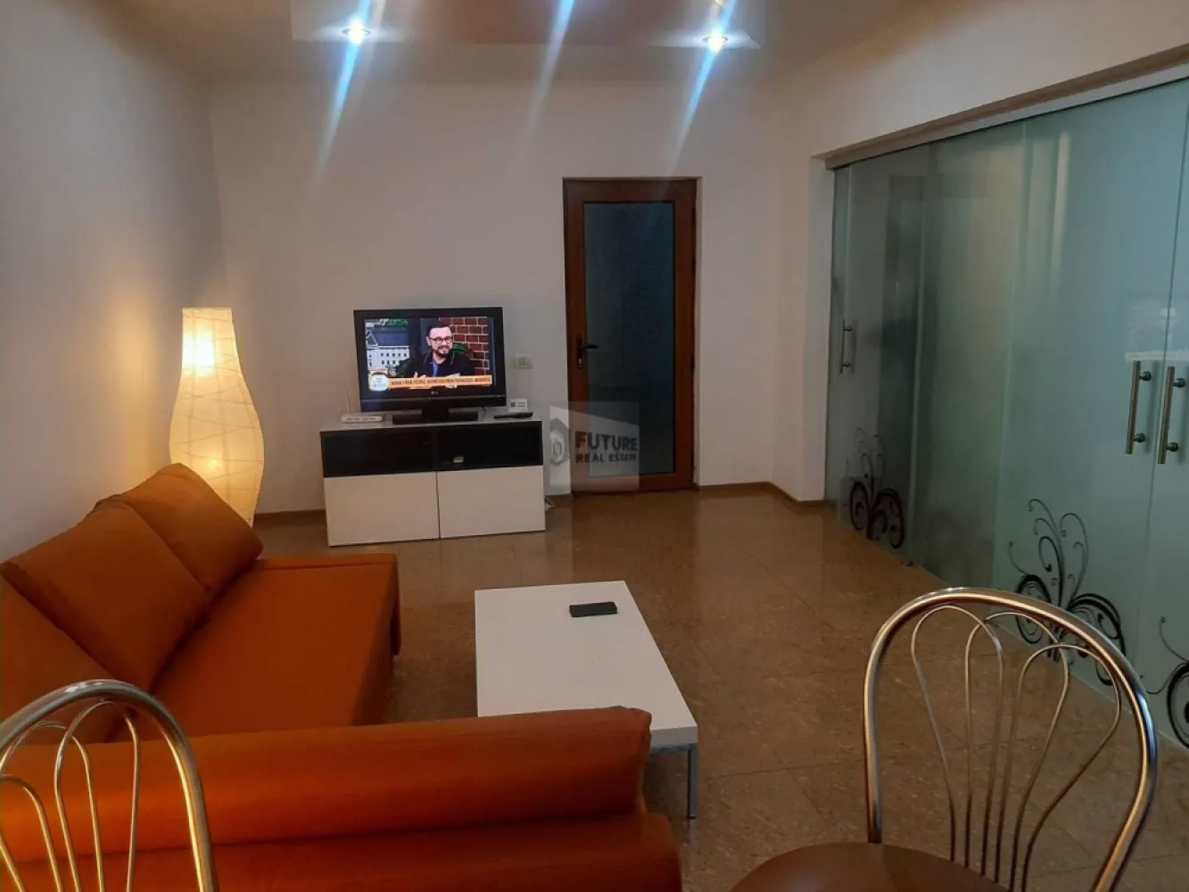 apartament 2 camere zona Ștefan Cel Mare Obor - Dacă cauți un apartament „clasic”, cu uși de lemn și mușcate la geam, acesta NU este pentru tine. Dar dacă cauți un spațiu care să emane succes, disciplină și modernism, citește mai departe. Suntem pe Strada Luncșoara, exact deasupra pulsului orașului, cu o vedere panoramică spre pasajul Obor care îți reamintește în fiecare dimineață de ce muncești atât de mult. 📐 Configurația: Open. Transparent. Business. Apartamentul a fost regândit pentru eficiență și estetică. Cele două camere sunt separate printr-un glasvand de sticlă sablată. Ce înseamnă asta? Înseamnă un flux de lumină incredibil și un design de revistă. Cui se adresează? Este locația perfectă pentru o reprezentanță, un sediu de firmă de tip boutique sau locuința unui director care apreciază stilul loft. Atenție: Intimitatea este vizuală, nu fonică. Este un spațiu pentru oameni care gândesc out of the box. 🔥 De ce acest apartament și nu cel de vizavi? Renovare Proaspătă (Ianuarie 2026): Miroase a nou. Finisajele sunt de înaltă calitate, nu „vopsea peste igrasie”. Independență Totală: Centrală termică proprie. Nu aștepți după avariile RADET. Ai confortul sub controlul tău. Clădire Reabilitată: Blocul a fost izolat termic anul trecut. Facturi mici, confort termic mare. Tehnologie: Aer condiționat și electrocasnice noi (mașină de spălat de ultimă generație, instalată acum câteva luni). 💼 Condiții contractuale (Fără „povești”): Disponibilitate: IMEDIATĂ. Profil chiriaș: Căutăm seriozitate. Pretabil pentru business sau locuință individuală/cuplu fără copii. Vrei să vezi cum arată viitorul tău sediu sau noua ta casă? Avem filmare completă și detalii tehnice pe WhatsApp. Nu ne plac vizionările „de turism imobiliar”, așa că sună-ne doar dacă ești pregătit să semnezi pentru un spațiu care te reprezintă. 📞 Sună acum! #RealEstateBucharest #StefanCelMare #Obor #BusinessApartment #LuxuryOffice #FaraCompromis #DirectProprietarStyle #ModernLiving #DesignIndustrial #BucurestiImobiliare