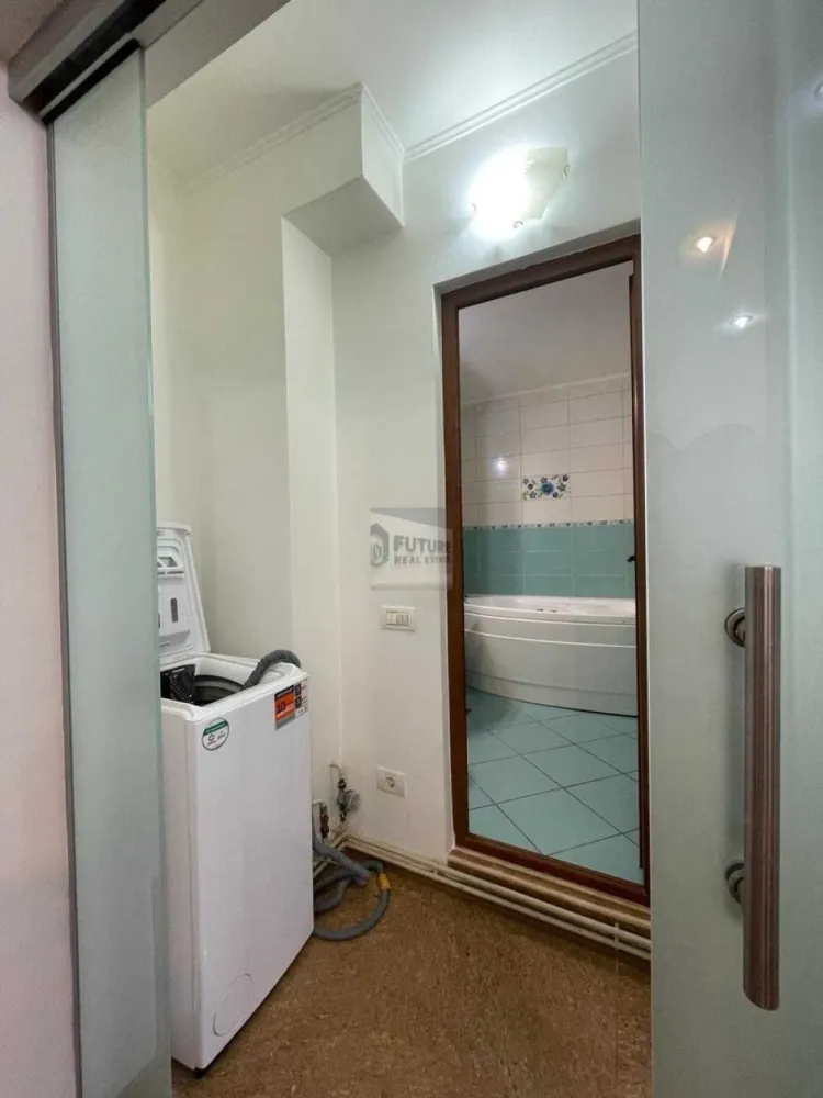 apartament 2 camere zona Ștefan Cel Mare Obor - Dacă cauți un apartament „clasic”, cu uși de lemn și mușcate la geam, acesta NU este pentru tine. Dar dacă cauți un spațiu care să emane succes, disciplină și modernism, citește mai departe. Suntem pe Strada Luncșoara, exact deasupra pulsului orașului, cu o vedere panoramică spre pasajul Obor care îți reamintește în fiecare dimineață de ce muncești atât de mult. 📐 Configurația: Open. Transparent. Business. Apartamentul a fost regândit pentru eficiență și estetică. Cele două camere sunt separate printr-un glasvand de sticlă sablată. Ce înseamnă asta? Înseamnă un flux de lumină incredibil și un design de revistă. Cui se adresează? Este locația perfectă pentru o reprezentanță, un sediu de firmă de tip boutique sau locuința unui director care apreciază stilul loft. Atenție: Intimitatea este vizuală, nu fonică. Este un spațiu pentru oameni care gândesc out of the box. 🔥 De ce acest apartament și nu cel de vizavi? Renovare Proaspătă (Ianuarie 2026): Miroase a nou. Finisajele sunt de înaltă calitate, nu „vopsea peste igrasie”. Independență Totală: Centrală termică proprie. Nu aștepți după avariile RADET. Ai confortul sub controlul tău. Clădire Reabilitată: Blocul a fost izolat termic anul trecut. Facturi mici, confort termic mare. Tehnologie: Aer condiționat și electrocasnice noi (mașină de spălat de ultimă generație, instalată acum câteva luni). 💼 Condiții contractuale (Fără „povești”): Disponibilitate: IMEDIATĂ. Profil chiriaș: Căutăm seriozitate. Pretabil pentru business sau locuință individuală/cuplu fără copii. Vrei să vezi cum arată viitorul tău sediu sau noua ta casă? Avem filmare completă și detalii tehnice pe WhatsApp. Nu ne plac vizionările „de turism imobiliar”, așa că sună-ne doar dacă ești pregătit să semnezi pentru un spațiu care te reprezintă. 📞 Sună acum! #RealEstateBucharest #StefanCelMare #Obor #BusinessApartment #LuxuryOffice #FaraCompromis #DirectProprietarStyle #ModernLiving #DesignIndustrial #BucurestiImobiliare