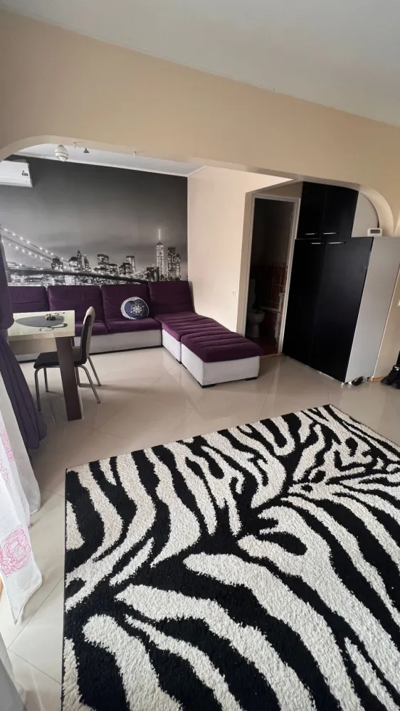 Apartament 3 camere, zona Eden, 71mp - Apartament de vanzare, 3 camere, zona EdenApartament cu 3 camere, etaj 3/5, blocul este cu mansarda, compus din doua dormitoare, living, doua bai, bucătărie si balcon.&nbsp;* Direct proprietar.&nbsp;* Suprafata utila fără balcon 68mp&nbsp;* suprafata totala cu balcon 71mp&nbsp;Dormitorul mare 16mp, dormitorul mic 10mp, doua bai ( baia mare 3.8mp, baie de serviciu 1.9mp), living plus hol 27mp, bucatarie 8.7mp si balcon 3.5mpApartamentul se vinde mobilat si utilat, cu centrala pe gaz.&nbsp;Accept plata in numerar cat si achiziție prin credit bancar.&nbsp;* zona linistita, scara cu doua apartamente pe etaj.&nbsp;Pentru mai multe detalii nu ezitați sa ma contactați.Preț 120000 euro.Contact: 0749128806