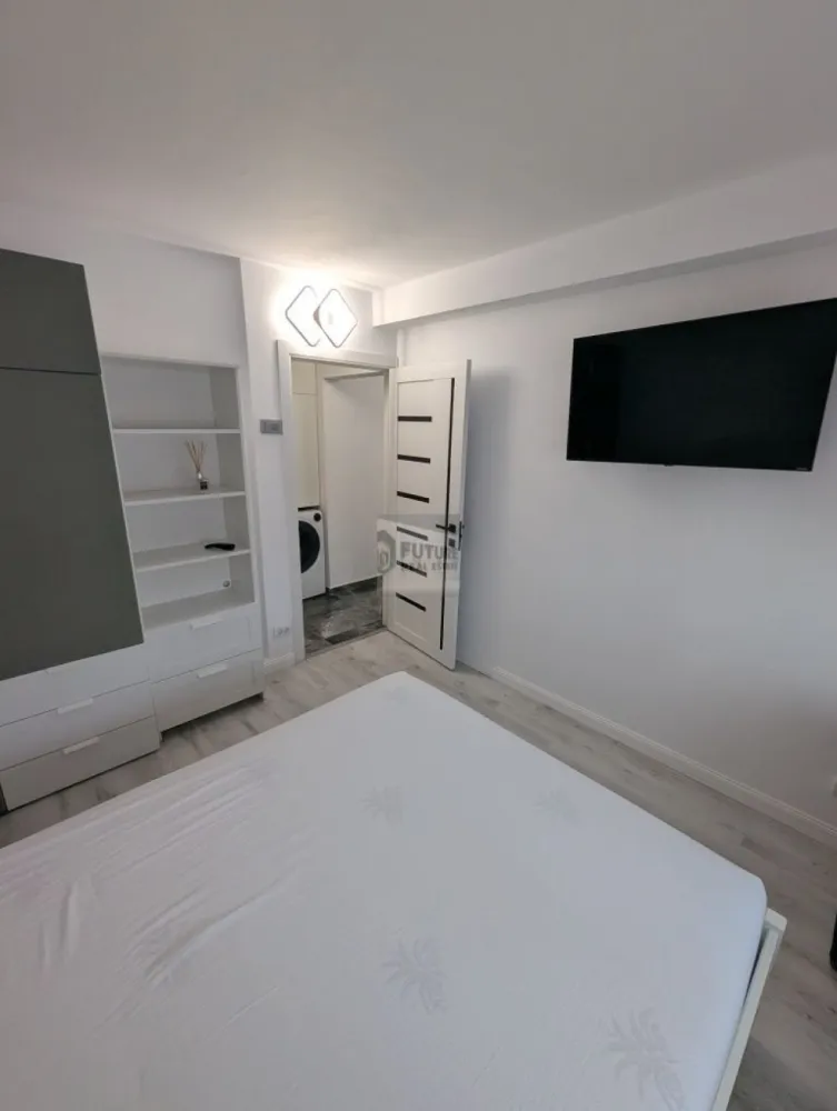 Apartament 2 camere, decomandat - Apartament 2 camere, decomandat, renovat, mobilat și utilat. Sufragerie cu canapea extensibila de 4 locuri, Smart Tv , Aer condiționat și dresing. Dormitor cu pat de mijloc, șifonier, masa de machiaj. Noptieră și Smart TV Bucătărie mobilată la comandă, aragaz tip plita incorporabila și cuptor electric. Frigider și filtru pentru apa potabila. Mașina de spălat vase. Mașina de spălat rufe cu uscător. Toate geamurile au rulouri electrice exterioare cu telecomandă. Bloc reabilitat termic complet. Etaj tehnic Aproape de statia metrou Nicolae Grigorescu, STB: 243, 102, 27 / 627.