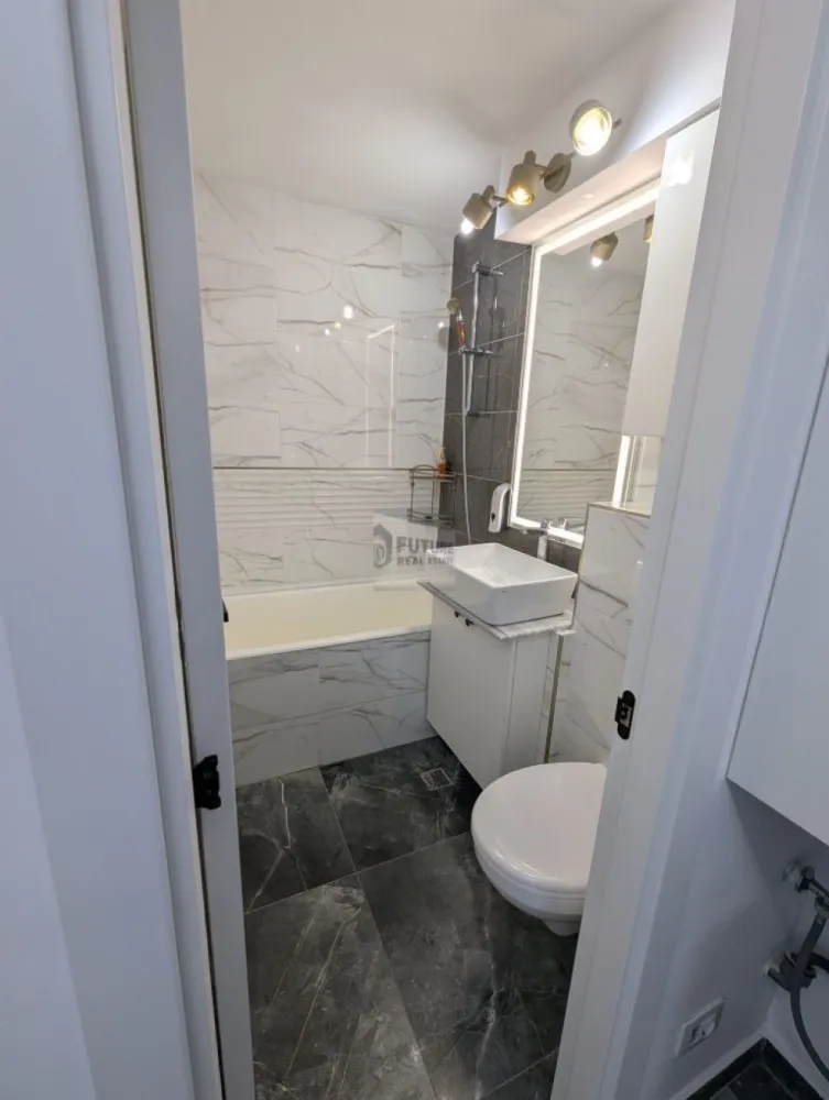 Apartament 2 camere, decomandat - Apartament 2 camere, decomandat, renovat, mobilat și utilat. Sufragerie cu canapea extensibila de 4 locuri, Smart Tv , Aer condiționat și dresing. Dormitor cu pat de mijloc, șifonier, masa de machiaj. Noptieră și Smart TV Bucătărie mobilată la comandă, aragaz tip plita incorporabila și cuptor electric. Frigider și filtru pentru apa potabila. Mașina de spălat vase. Mașina de spălat rufe cu uscător. Toate geamurile au rulouri electrice exterioare cu telecomandă. Bloc reabilitat termic complet. Etaj tehnic Aproape de statia metrou Nicolae Grigorescu, STB: 243, 102, 27 / 627.