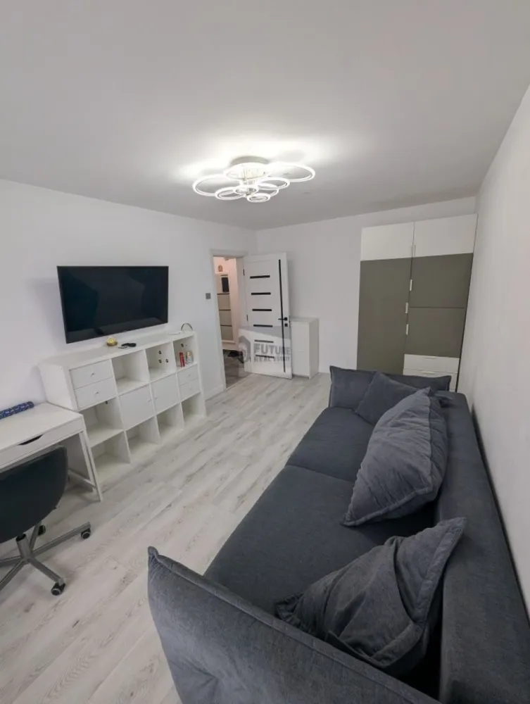 Apartament 2 camere, decomandat - Apartament 2 camere, decomandat, renovat, mobilat și utilat. Sufragerie cu canapea extensibila de 4 locuri, Smart Tv , Aer condiționat și dresing. Dormitor cu pat de mijloc, șifonier, masa de machiaj. Noptieră și Smart TV Bucătărie mobilată la comandă, aragaz tip plita incorporabila și cuptor electric. Frigider și filtru pentru apa potabila. Mașina de spălat vase. Mașina de spălat rufe cu uscător. Toate geamurile au rulouri electrice exterioare cu telecomandă. Bloc reabilitat termic complet. Etaj tehnic Aproape de statia metrou Nicolae Grigorescu, STB: 243, 102, 27 / 627.