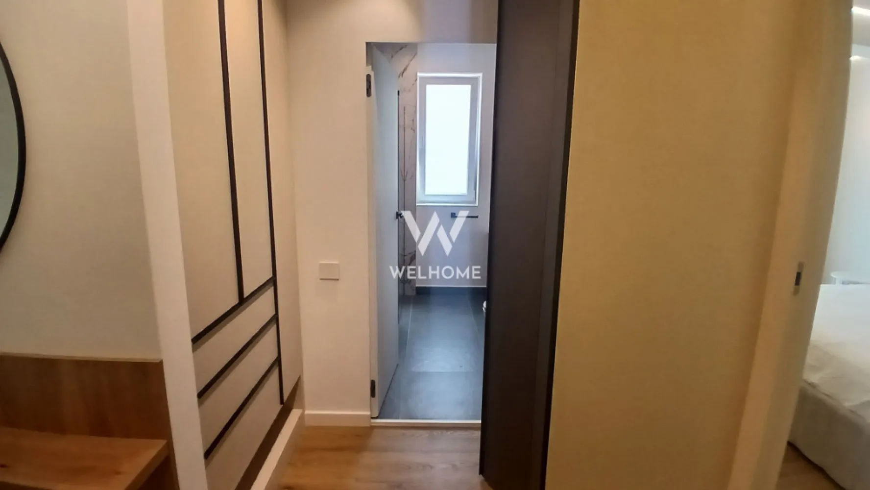 Apartament premium de închiriat– 2 camere, mobilat și utilat complet - Dacă îți dorești o locuință în care să te muți doar cu bagajele, acest apartament este alegerea ideală. Amenajat cu materiale premium și dotat cu produse de cea mai bună calitate, oferă un nivel ridicat de confort și eleganță.

Detalii proprietate:

* Suprafață utilă: 52 mp
* Balcon: 4 mp
* Loc de parcare subteran inclus
* Boxă pentru depozitare
* Bloc nou, prevăzut cu lift

Compartimentare:

* Hol de acces
* Living cu bucătărie open-space
* Dormitor
* Baie
* Balcon

Complet mobilat și utilat – gata de mutare

Apartamentul se închiriază exact ca în fotografii și dispune de dotări premium atent alese:

* Electrocasnice Miele și Bosch
* Aer condiționat
* Cuptor cu microunde
* Robot de bucătărie
* Veselă, tacâmuri, oale și accesorii de bucătărie din game premium
* Mobilier de calitate superioară, realizat pe comandă
* Finisaje premium și materiale atent selecționate în întreaga locuință

Dotări și avantaje:

* Încălzire în pardoseală
* Centrală termică în condensare
* Termostate inteligente
* Detector de gaz
* Suprafețe vitrate generoase
* Lift cu acces direct din parcarea subterană
* Loc de parcare subteran și boxă incluse
* Ansamblu rezidențial modern, cu spații verzi și zone de relaxare
* Videointerfon și supraveghere video
* Parcări pentru vizitatori
* Acces rapid către centrul Sibiului și principalele puncte de interes

Fiecare detaliu al acestui apartament a fost ales cu grijă, de la mobilier și electrocasnice până la vesela și accesoriile din bucătărie, pentru a oferi un standard ridicat de confort și o experiență de locuire premium încă din prima zi. 
Fără animale de companie.