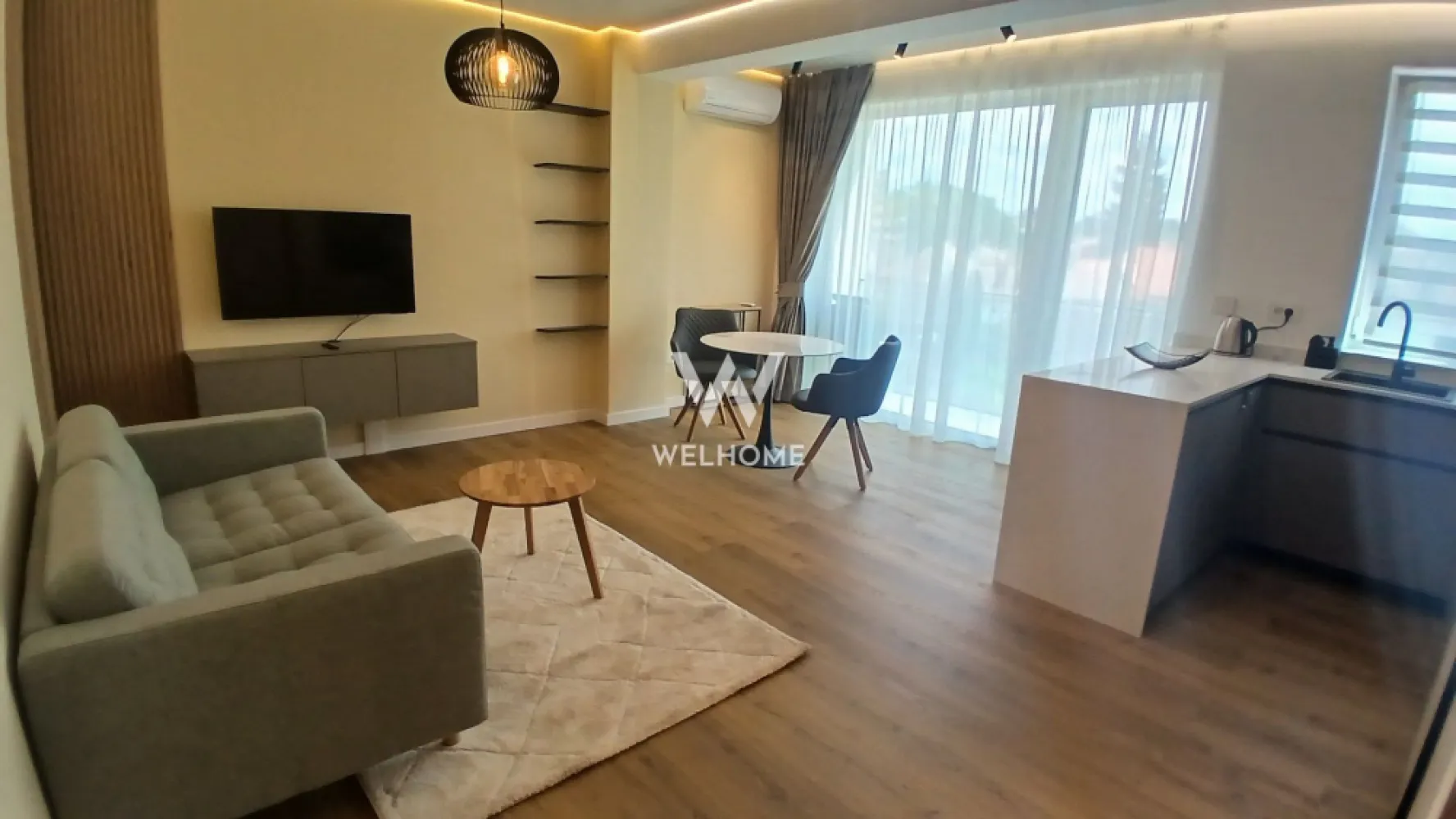 Apartament premium de închiriat– 2 camere, mobilat și utilat complet - Dacă îți dorești o locuință în care să te muți doar cu bagajele, acest apartament este alegerea ideală. Amenajat cu materiale premium și dotat cu produse de cea mai bună calitate, oferă un nivel ridicat de confort și eleganță.

Detalii proprietate:

* Suprafață utilă: 52 mp
* Balcon: 4 mp
* Loc de parcare subteran inclus
* Boxă pentru depozitare
* Bloc nou, prevăzut cu lift

Compartimentare:

* Hol de acces
* Living cu bucătărie open-space
* Dormitor
* Baie
* Balcon

Complet mobilat și utilat – gata de mutare

Apartamentul se închiriază exact ca în fotografii și dispune de dotări premium atent alese:

* Electrocasnice Miele și Bosch
* Aer condiționat
* Cuptor cu microunde
* Robot de bucătărie
* Veselă, tacâmuri, oale și accesorii de bucătărie din game premium
* Mobilier de calitate superioară, realizat pe comandă
* Finisaje premium și materiale atent selecționate în întreaga locuință

Dotări și avantaje:

* Încălzire în pardoseală
* Centrală termică în condensare
* Termostate inteligente
* Detector de gaz
* Suprafețe vitrate generoase
* Lift cu acces direct din parcarea subterană
* Loc de parcare subteran și boxă incluse
* Ansamblu rezidențial modern, cu spații verzi și zone de relaxare
* Videointerfon și supraveghere video
* Parcări pentru vizitatori
* Acces rapid către centrul Sibiului și principalele puncte de interes

Fiecare detaliu al acestui apartament a fost ales cu grijă, de la mobilier și electrocasnice până la vesela și accesoriile din bucătărie, pentru a oferi un standard ridicat de confort și o experiență de locuire premium încă din prima zi. 
Fără animale de companie.