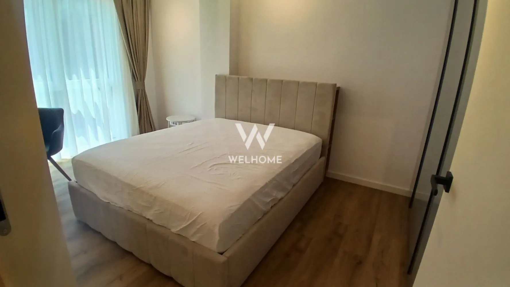 Apartament premium de închiriat– 2 camere, mobilat și utilat complet - Dacă îți dorești o locuință în care să te muți doar cu bagajele, acest apartament este alegerea ideală. Amenajat cu materiale premium și dotat cu produse de cea mai bună calitate, oferă un nivel ridicat de confort și eleganță.

Detalii proprietate:

* Suprafață utilă: 52 mp
* Balcon: 4 mp
* Loc de parcare subteran inclus
* Boxă pentru depozitare
* Bloc nou, prevăzut cu lift

Compartimentare:

* Hol de acces
* Living cu bucătărie open-space
* Dormitor
* Baie
* Balcon

Complet mobilat și utilat – gata de mutare

Apartamentul se închiriază exact ca în fotografii și dispune de dotări premium atent alese:

* Electrocasnice Miele și Bosch
* Aer condiționat
* Cuptor cu microunde
* Robot de bucătărie
* Veselă, tacâmuri, oale și accesorii de bucătărie din game premium
* Mobilier de calitate superioară, realizat pe comandă
* Finisaje premium și materiale atent selecționate în întreaga locuință

Dotări și avantaje:

* Încălzire în pardoseală
* Centrală termică în condensare
* Termostate inteligente
* Detector de gaz
* Suprafețe vitrate generoase
* Lift cu acces direct din parcarea subterană
* Loc de parcare subteran și boxă incluse
* Ansamblu rezidențial modern, cu spații verzi și zone de relaxare
* Videointerfon și supraveghere video
* Parcări pentru vizitatori
* Acces rapid către centrul Sibiului și principalele puncte de interes

Fiecare detaliu al acestui apartament a fost ales cu grijă, de la mobilier și electrocasnice până la vesela și accesoriile din bucătărie, pentru a oferi un standard ridicat de confort și o experiență de locuire premium încă din prima zi. 
Fără animale de companie.