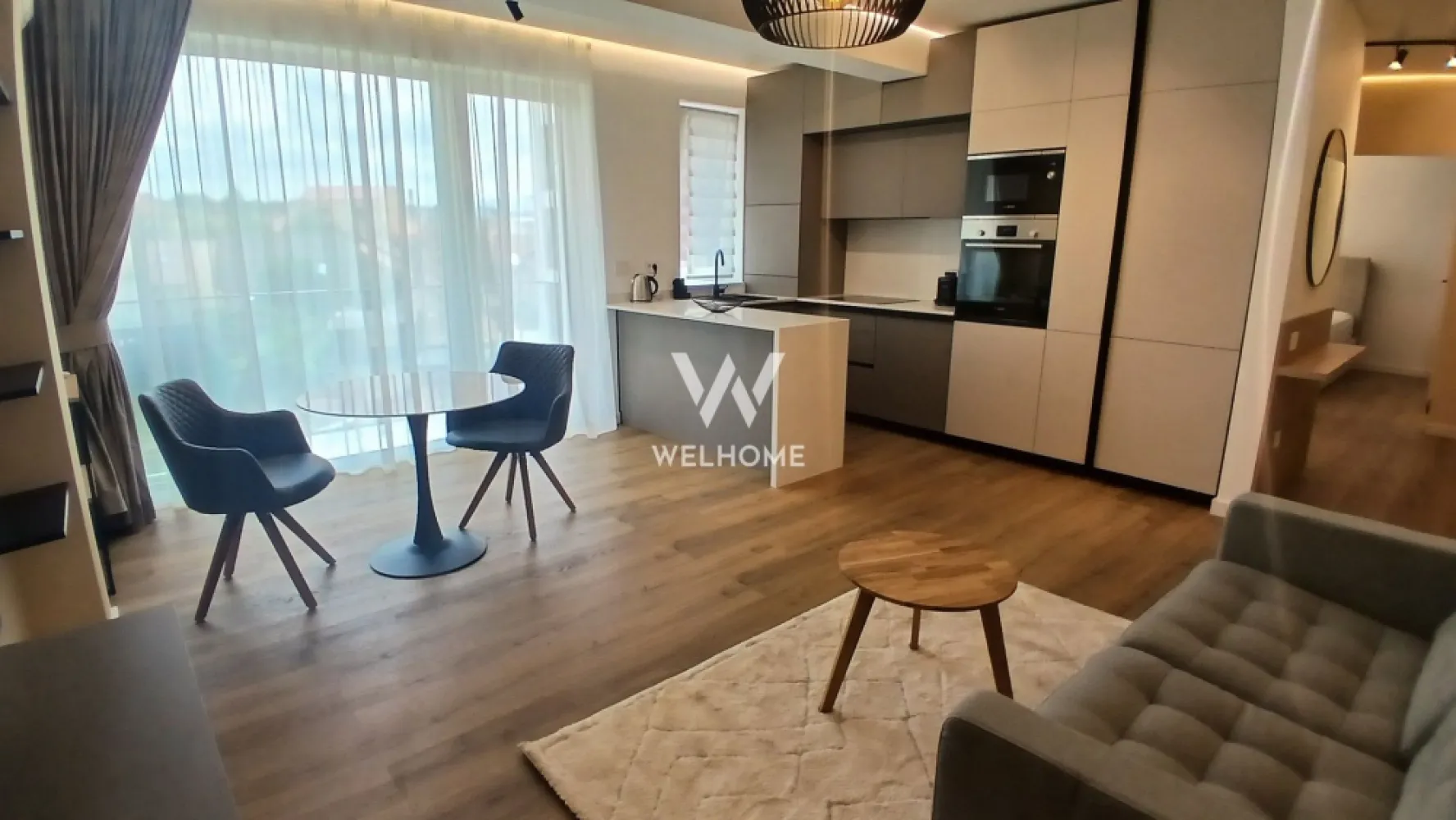 Apartament premium de închiriat– 2 camere, mobilat și utilat complet - Dacă îți dorești o locuință în care să te muți doar cu bagajele, acest apartament este alegerea ideală. Amenajat cu materiale premium și dotat cu produse de cea mai bună calitate, oferă un nivel ridicat de confort și eleganță.

Detalii proprietate:

* Suprafață utilă: 52 mp
* Balcon: 4 mp
* Loc de parcare subteran inclus
* Boxă pentru depozitare
* Bloc nou, prevăzut cu lift

Compartimentare:

* Hol de acces
* Living cu bucătărie open-space
* Dormitor
* Baie
* Balcon

Complet mobilat și utilat – gata de mutare

Apartamentul se închiriază exact ca în fotografii și dispune de dotări premium atent alese:

* Electrocasnice Miele și Bosch
* Aer condiționat
* Cuptor cu microunde
* Robot de bucătărie
* Veselă, tacâmuri, oale și accesorii de bucătărie din game premium
* Mobilier de calitate superioară, realizat pe comandă
* Finisaje premium și materiale atent selecționate în întreaga locuință

Dotări și avantaje:

* Încălzire în pardoseală
* Centrală termică în condensare
* Termostate inteligente
* Detector de gaz
* Suprafețe vitrate generoase
* Lift cu acces direct din parcarea subterană
* Loc de parcare subteran și boxă incluse
* Ansamblu rezidențial modern, cu spații verzi și zone de relaxare
* Videointerfon și supraveghere video
* Parcări pentru vizitatori
* Acces rapid către centrul Sibiului și principalele puncte de interes

Fiecare detaliu al acestui apartament a fost ales cu grijă, de la mobilier și electrocasnice până la vesela și accesoriile din bucătărie, pentru a oferi un standard ridicat de confort și o experiență de locuire premium încă din prima zi. 
Fără animale de companie.