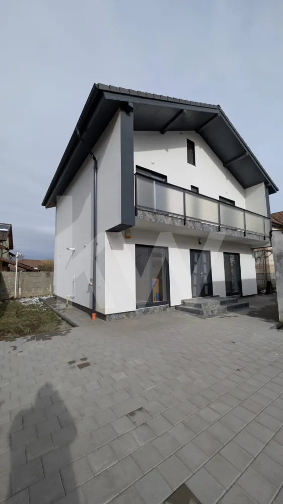 Casă individuală premium în Turnișor – 4 camere, curte mare, single în curte! - Vă propun spre vânzare o locuință unifamilială individuală, situată în zona Turnișor din Sibiu, una dintre cele mai apreciate și aerisite zone rezidențiale ale orașului. Proprietatea este construită în regim de înălțime P+E (parter + etaj), fiind autorizată ca „locuință unifamilială cu împrejmuire”, încadrată în Categoria de importanță D, Clasa IV, conform documentației tehnice.

Casa este tip single, fără perete comun, oferind intimitate și confort sporit. Compartimentarea este practică și bine gândită, cu delimitare clară între zona de zi și zona de noapte, ideală pentru o familie cu 2–3 copii.

La parter regăsim un living generos cu zonă hobby de 23,93 mp, perfect pentru relaxare sau timp petrecut în familie, o bucătărie separată de 15,34 mp – un mare avantaj pentru organizare și confort, o baie de 5,61 mp, hol spațios cu casa scării în suprafață de 12,30 mp și un spațiu de depozitare de 1,90 mp. Parterul oferă o zonă de zi aerisită și funcțională, potrivită atât pentru viața de zi cu zi, cât și pentru socializare.

Etajul este dedicat zonei de noapte și cuprinde un dormitor matrimonial de 16,37 mp, două dormitoare secundare de 12,41 mp și 12,87 mp, două băi de 4,57 mp și 4,22 mp, un hol de 7,80 mp și un balcon generos de 8,75 mp, suficient de mare pentru amenajarea unei zone de relaxare. Cele trei băi ale proprietății reprezintă un avantaj rar întâlnit în acest segment, eliminând disconfortul momentelor aglomerate din timpul dimineții.

Din punct de vedere tehnic și arhitectural, imobilul are acoperiș cu pantă de 25°, învelitoare din țiglă metalică de culoare antracit, înălțime la cornișă de aproximativ +6,20 m și înălțime la coamă de aproximativ +8,43 m. Tâmplăria este termoizolantă, cu geam clar tratat LOW-E, contribuind la eficiența energetică a locuinței. Balconul este prevăzut cu balustradă din sticlă securizată (H=90 cm), iar sistemul de colectare a apelor pluviale este complet, realizat din jgheaburi și burlane din tablă galvanizată. Proprietatea dispune de trotuar perimetral din prefabricate din beton și scară exterioară cu finisaj antiderapant. Fațada are un design modern, cu tencuială decorativă în combinație alb + gri, oferind un aspect contemporan și echilibrat.

Amplasarea în zona Turnișor din Sibiu asigură un cadru liniștit, aerisit și potrivit pentru viața de familie, cu acces facil către punctele de interes ale orașului.

Această proprietate este ideală pentru cei care își doresc o casă individuală, modernă, bine compartimentată, cu trei băi și spații generoase, într-o zonă rezidențială apreciată.