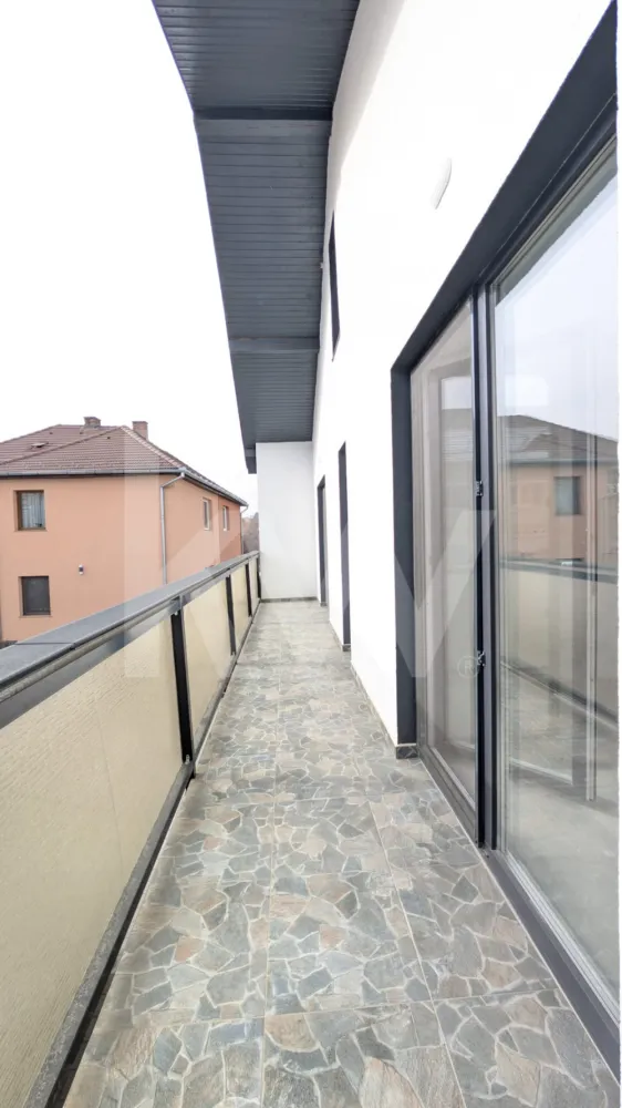 Casă individuală premium în Turnișor – 4 camere, curte mare, single în curte! - Vă propun spre vânzare o locuință unifamilială individuală, situată în zona Turnișor din Sibiu, una dintre cele mai apreciate și aerisite zone rezidențiale ale orașului. Proprietatea este construită în regim de înălțime P+E (parter + etaj), fiind autorizată ca „locuință unifamilială cu împrejmuire”, încadrată în Categoria de importanță D, Clasa IV, conform documentației tehnice.

Casa este tip single, fără perete comun, oferind intimitate și confort sporit. Compartimentarea este practică și bine gândită, cu delimitare clară între zona de zi și zona de noapte, ideală pentru o familie cu 2–3 copii.

La parter regăsim un living generos cu zonă hobby de 23,93 mp, perfect pentru relaxare sau timp petrecut în familie, o bucătărie separată de 15,34 mp – un mare avantaj pentru organizare și confort, o baie de 5,61 mp, hol spațios cu casa scării în suprafață de 12,30 mp și un spațiu de depozitare de 1,90 mp. Parterul oferă o zonă de zi aerisită și funcțională, potrivită atât pentru viața de zi cu zi, cât și pentru socializare.

Etajul este dedicat zonei de noapte și cuprinde un dormitor matrimonial de 16,37 mp, două dormitoare secundare de 12,41 mp și 12,87 mp, două băi de 4,57 mp și 4,22 mp, un hol de 7,80 mp și un balcon generos de 8,75 mp, suficient de mare pentru amenajarea unei zone de relaxare. Cele trei băi ale proprietății reprezintă un avantaj rar întâlnit în acest segment, eliminând disconfortul momentelor aglomerate din timpul dimineții.

Din punct de vedere tehnic și arhitectural, imobilul are acoperiș cu pantă de 25°, învelitoare din țiglă metalică de culoare antracit, înălțime la cornișă de aproximativ +6,20 m și înălțime la coamă de aproximativ +8,43 m. Tâmplăria este termoizolantă, cu geam clar tratat LOW-E, contribuind la eficiența energetică a locuinței. Balconul este prevăzut cu balustradă din sticlă securizată (H=90 cm), iar sistemul de colectare a apelor pluviale este complet, realizat din jgheaburi și burlane din tablă galvanizată. Proprietatea dispune de trotuar perimetral din prefabricate din beton și scară exterioară cu finisaj antiderapant. Fațada are un design modern, cu tencuială decorativă în combinație alb + gri, oferind un aspect contemporan și echilibrat.

Amplasarea în zona Turnișor din Sibiu asigură un cadru liniștit, aerisit și potrivit pentru viața de familie, cu acces facil către punctele de interes ale orașului.

Această proprietate este ideală pentru cei care își doresc o casă individuală, modernă, bine compartimentată, cu trei băi și spații generoase, într-o zonă rezidențială apreciată.