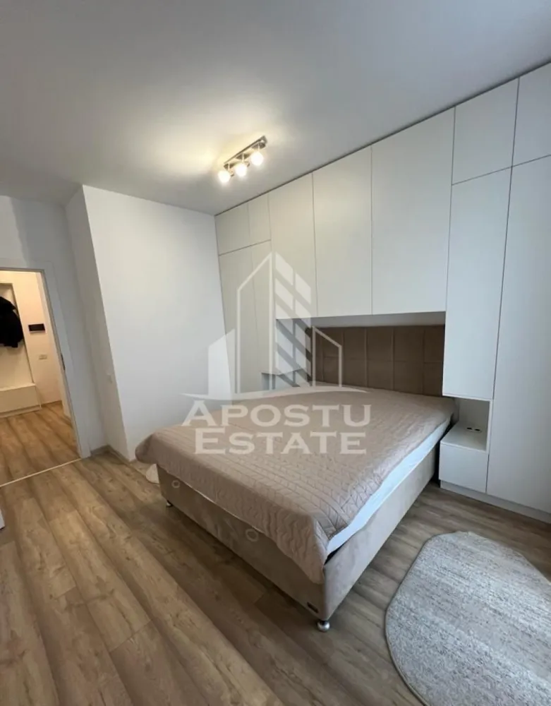 Apartament cu 3 camere, de inchiriat,zona Vivalia - APOSTU ESTATE va propune spre inchiriere un apartament cu 3 camere open-space complet mobilat si utilat situat in zona Take Ionescu in Grand Vivalia.
Imobilul este situat la etajul 6 din 7.

Imobilul se intinde pe o suprafata utila de 65 mp si este compartimentat astfel:
- hol acces
- bucatarie open space cu living
- dormitor cu dressing
- birou
- baie
- balcon deschis

Detalii:
- centrala proprie cu incalzire in pardoseala.
- electrocasnice: frigider plita cuptor electric masina de spalat rufe masina de spalat vase smart TV.
- parcare privata la subteran

Vecinatati:
- Mega Image
- Prospero
- IPJ Timis
- Piata Badea 
- Mijloace de transport in comun

Garantie 1 luna jumatate de chirie.
Nu se accepta animale de companie si sa se fumeze in incinta imobilului.
Va asteptam cu drag la o vizionare!

Oferta ID: CP3200979