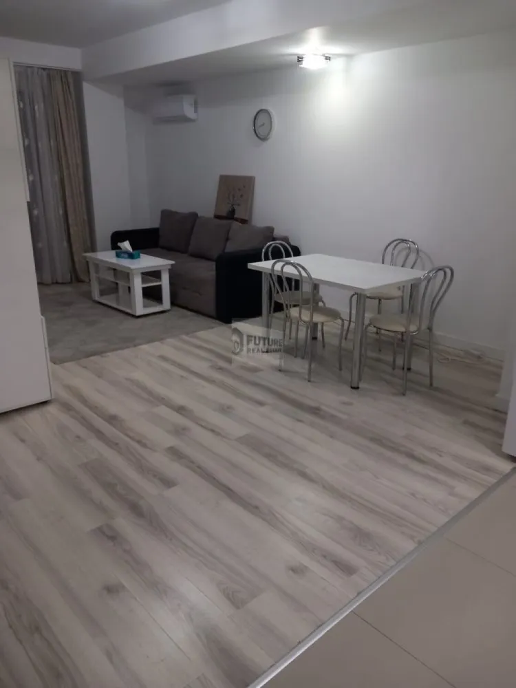 2 Camere Modern – Bloc 2018 | 4 min Metrou Dristor | Parcare Subterană - Cauți un apartament în care să te simți „acasă” de la prima vizionare? Ofer spre închiriere un apartament de 2 camere, situat pe strada Râmnicu Vâlcea nr. 8, într-un imobil finalizat în 2018, care combină confortul modern cu o locație strategică. ✨ De ce să alegi acest apartament? Locație Premium: Ești la doar 4 minute de mers pe jos de Metrou Dristor. Ai totul la îndemână! Confort Modern: Apartamentul este situat la etajul 5, este decomandat și are o suprafață utilă de 52 mp, la care se adaugă un balcon spațios de 6 mp. Mobilat & Utilat Complet: Totul este modern, gata să te primească. Dotat cu Aer Condiționat pentru zilele toride. Fără stresul parcării: Beneficiezi de propriul loc de parcare în garajul subteran al blocului. 📍 Facilități în imediata apropiere: Shopping: Chiar lângă Lidl (cumparături rapide, fără efort). Liniște: Deși ești în inima zonei Dristor, locația este surprinzător de liniștită. Acces rapid: Restaurante, săli de fitness și farmacii la doar câțiva pași distanță. 💰 Detalii Financiare: Chirie apartament: 700 € / lună. Loc de parcare subteran: 50 € / lună. Disponibilitate: Imediată. .Căutăm chiriași serioși pentru un contract pe termen lung. 📞 Sună acum la 0751524504 pentru a programa o vizionare! Locurile de parcare subterane în zona Dristor sunt o raritate, așa că nu lăsa oferta să treacă pe lângă tine.