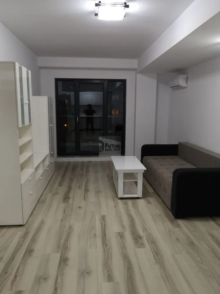 2 Camere Modern – Bloc 2018 | 4 min Metrou Dristor | Parcare Subterană - Cauți un apartament în care să te simți „acasă” de la prima vizionare? Ofer spre închiriere un apartament de 2 camere, situat pe strada Râmnicu Vâlcea nr. 8, într-un imobil finalizat în 2018, care combină confortul modern cu o locație strategică. ✨ De ce să alegi acest apartament? Locație Premium: Ești la doar 4 minute de mers pe jos de Metrou Dristor. Ai totul la îndemână! Confort Modern: Apartamentul este situat la etajul 5, este decomandat și are o suprafață utilă de 52 mp, la care se adaugă un balcon spațios de 6 mp. Mobilat & Utilat Complet: Totul este modern, gata să te primească. Dotat cu Aer Condiționat pentru zilele toride. Fără stresul parcării: Beneficiezi de propriul loc de parcare în garajul subteran al blocului. 📍 Facilități în imediata apropiere: Shopping: Chiar lângă Lidl (cumparături rapide, fără efort). Liniște: Deși ești în inima zonei Dristor, locația este surprinzător de liniștită. Acces rapid: Restaurante, săli de fitness și farmacii la doar câțiva pași distanță. 💰 Detalii Financiare: Chirie apartament: 700 € / lună. Loc de parcare subteran: 50 € / lună. Disponibilitate: Imediată. .Căutăm chiriași serioși pentru un contract pe termen lung. 📞 Sună acum la 0751524504 pentru a programa o vizionare! Locurile de parcare subterane în zona Dristor sunt o raritate, așa că nu lăsa oferta să treacă pe lângă tine.