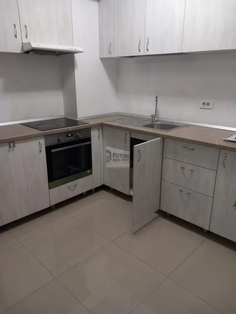 2 Camere Modern – Bloc 2018 | 4 min Metrou Dristor | Parcare Subterană - Cauți un apartament în care să te simți „acasă” de la prima vizionare? Ofer spre închiriere un apartament de 2 camere, situat pe strada Râmnicu Vâlcea nr. 8, într-un imobil finalizat în 2018, care combină confortul modern cu o locație strategică. ✨ De ce să alegi acest apartament? Locație Premium: Ești la doar 4 minute de mers pe jos de Metrou Dristor. Ai totul la îndemână! Confort Modern: Apartamentul este situat la etajul 5, este decomandat și are o suprafață utilă de 52 mp, la care se adaugă un balcon spațios de 6 mp. Mobilat & Utilat Complet: Totul este modern, gata să te primească. Dotat cu Aer Condiționat pentru zilele toride. Fără stresul parcării: Beneficiezi de propriul loc de parcare în garajul subteran al blocului. 📍 Facilități în imediata apropiere: Shopping: Chiar lângă Lidl (cumparături rapide, fără efort). Liniște: Deși ești în inima zonei Dristor, locația este surprinzător de liniștită. Acces rapid: Restaurante, săli de fitness și farmacii la doar câțiva pași distanță. 💰 Detalii Financiare: Chirie apartament: 700 € / lună. Loc de parcare subteran: 50 € / lună. Disponibilitate: Imediată. .Căutăm chiriași serioși pentru un contract pe termen lung. 📞 Sună acum la 0751524504 pentru a programa o vizionare! Locurile de parcare subterane în zona Dristor sunt o raritate, așa că nu lăsa oferta să treacă pe lângă tine.