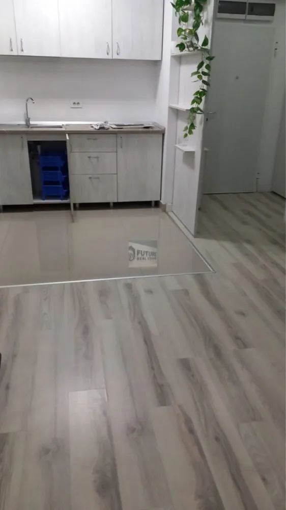 2 Camere Modern – Bloc 2018 | 4 min Metrou Dristor | Parcare Subterană - Cauți un apartament în care să te simți „acasă” de la prima vizionare? Ofer spre închiriere un apartament de 2 camere, situat pe strada Râmnicu Vâlcea nr. 8, într-un imobil finalizat în 2018, care combină confortul modern cu o locație strategică. ✨ De ce să alegi acest apartament? Locație Premium: Ești la doar 4 minute de mers pe jos de Metrou Dristor. Ai totul la îndemână! Confort Modern: Apartamentul este situat la etajul 5, este decomandat și are o suprafață utilă de 52 mp, la care se adaugă un balcon spațios de 6 mp. Mobilat & Utilat Complet: Totul este modern, gata să te primească. Dotat cu Aer Condiționat pentru zilele toride. Fără stresul parcării: Beneficiezi de propriul loc de parcare în garajul subteran al blocului. 📍 Facilități în imediata apropiere: Shopping: Chiar lângă Lidl (cumparături rapide, fără efort). Liniște: Deși ești în inima zonei Dristor, locația este surprinzător de liniștită. Acces rapid: Restaurante, săli de fitness și farmacii la doar câțiva pași distanță. 💰 Detalii Financiare: Chirie apartament: 700 € / lună. Loc de parcare subteran: 50 € / lună. Disponibilitate: Imediată. .Căutăm chiriași serioși pentru un contract pe termen lung. 📞 Sună acum la 0751524504 pentru a programa o vizionare! Locurile de parcare subterane în zona Dristor sunt o raritate, așa că nu lăsa oferta să treacă pe lângă tine.
