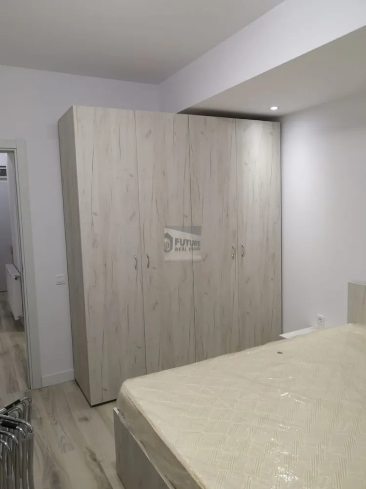 2 Camere Modern – Bloc 2018 | 4 min Metrou Dristor | Parcare Subterană - Cauți un apartament în care să te simți „acasă” de la prima vizionare? Ofer spre închiriere un apartament de 2 camere, situat pe strada Râmnicu Vâlcea nr. 8, într-un imobil finalizat în 2018, care combină confortul modern cu o locație strategică. ✨ De ce să alegi acest apartament? Locație Premium: Ești la doar 4 minute de mers pe jos de Metrou Dristor. Ai totul la îndemână! Confort Modern: Apartamentul este situat la etajul 5, este decomandat și are o suprafață utilă de 52 mp, la care se adaugă un balcon spațios de 6 mp. Mobilat & Utilat Complet: Totul este modern, gata să te primească. Dotat cu Aer Condiționat pentru zilele toride. Fără stresul parcării: Beneficiezi de propriul loc de parcare în garajul subteran al blocului. 📍 Facilități în imediata apropiere: Shopping: Chiar lângă Lidl (cumparături rapide, fără efort). Liniște: Deși ești în inima zonei Dristor, locația este surprinzător de liniștită. Acces rapid: Restaurante, săli de fitness și farmacii la doar câțiva pași distanță. 💰 Detalii Financiare: Chirie apartament: 700 € / lună. Loc de parcare subteran: 50 € / lună. Disponibilitate: Imediată. .Căutăm chiriași serioși pentru un contract pe termen lung. 📞 Sună acum la 0751524504 pentru a programa o vizionare! Locurile de parcare subterane în zona Dristor sunt o raritate, așa că nu lăsa oferta să treacă pe lângă tine.