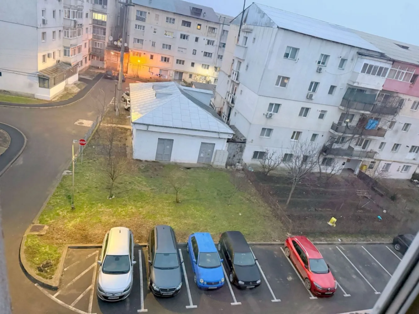 Exclusivitate - 2 camere Marasesti – 21.000 Euro, comision 0% - Va propun spre vanzare un apartament cu 2 camere, situat in Marasesti, jud. Vrancea, pe Str. Garoafei, zona Gara – Parc, o locatie linistita si accesibila, ideala atat pentru locuit, cat si pentru investitie.
Localizare excelenta – in apropiere de gara, parc si puncte de interes din oras.

Detalii proprietate:
Etaj 4 din 4
Suprafata utila: 49,4 mp
Logie: 5,1 mp
An constructie imobil: 1979
Compartimentare practica si luminoasa
Pod pe toata suprafata apartamentului, compartimentat identic, cu acces pe baza de cheie – spatiu suplimentar ideal pentru depozitare

Stare apartament:
Necesita renovare totala – perfect pentru a fi amenajat dupa propriul gust
Geamuri termopan
Usa metalica la intrare
Contor de gaz montat (nu dispune de centrala termica)

Situatie juridica clara:
Carte funciara
Certificat energetic
Acte la zi
Fara datorii

Pret propus: 18500 Euro 
Comision de intermediere 300 euro.
Oferta in exclusivitate prin Mag Invest

Pentru mai multe detalii si programari vizionare:
Liliana Ene – Broker acreditat ABI
Telefon: 0746.252.252
O oportunitate excelenta pentru cei care isi doresc un apartament bine pozitionat, cu potential ridicat, intr-o zona apreciata din Marasesti.