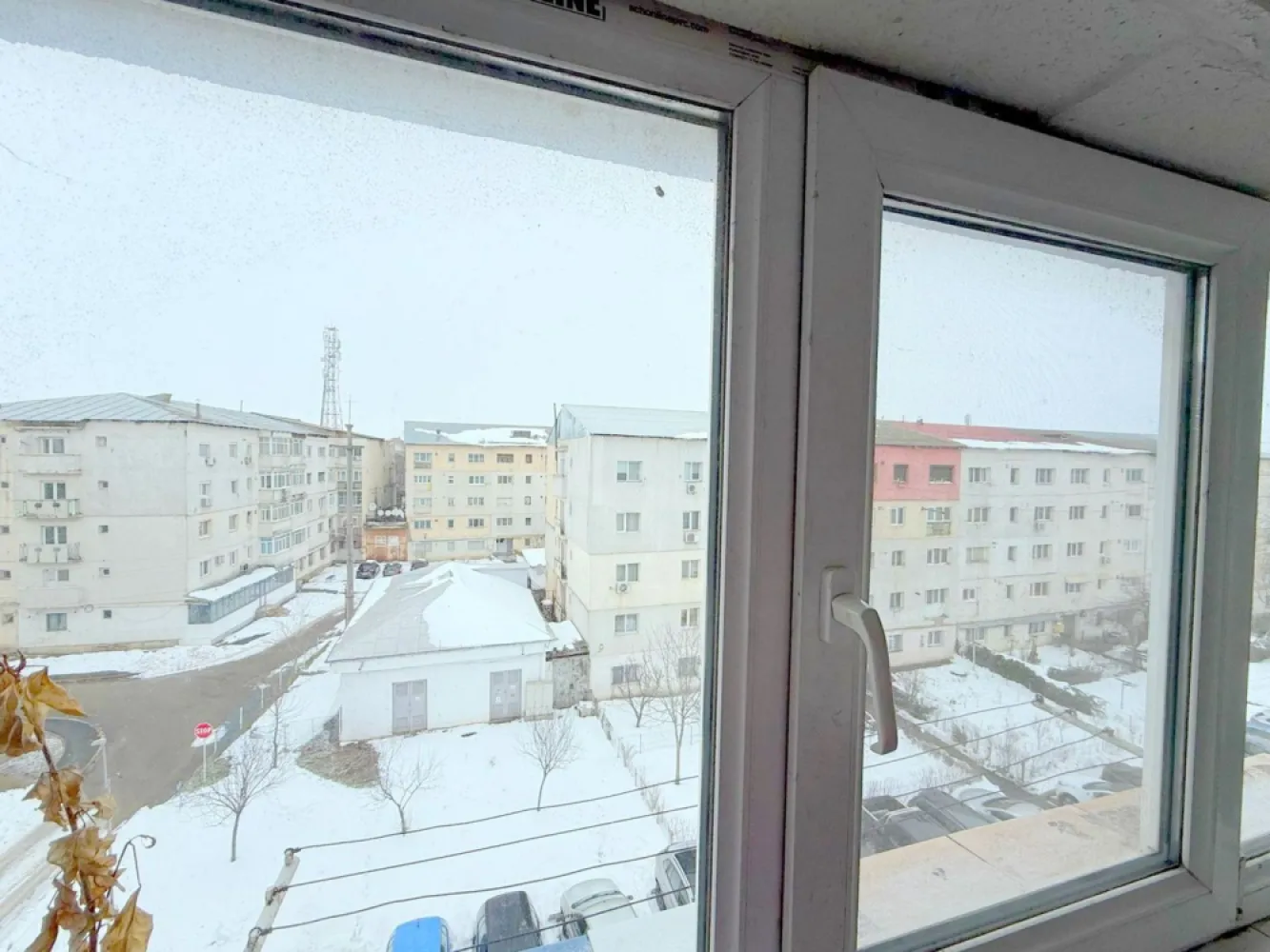 Exclusivitate - 2 camere Marasesti – 21.000 Euro, comision 0% - Va propun spre vanzare un apartament cu 2 camere, situat in Marasesti, jud. Vrancea, pe Str. Garoafei, zona Gara – Parc, o locatie linistita si accesibila, ideala atat pentru locuit, cat si pentru investitie.
Localizare excelenta – in apropiere de gara, parc si puncte de interes din oras.

Detalii proprietate:
Etaj 4 din 4
Suprafata utila: 49,4 mp
Logie: 5,1 mp
An constructie imobil: 1979
Compartimentare practica si luminoasa
Pod pe toata suprafata apartamentului, compartimentat identic, cu acces pe baza de cheie – spatiu suplimentar ideal pentru depozitare

Stare apartament:
Necesita renovare totala – perfect pentru a fi amenajat dupa propriul gust
Geamuri termopan
Usa metalica la intrare
Contor de gaz montat (nu dispune de centrala termica)

Situatie juridica clara:
Carte funciara
Certificat energetic
Acte la zi
Fara datorii

Pret propus: 18500 Euro 
Comision de intermediere 300 euro.
Oferta in exclusivitate prin Mag Invest

Pentru mai multe detalii si programari vizionare:
Liliana Ene – Broker acreditat ABI
Telefon: 0746.252.252
O oportunitate excelenta pentru cei care isi doresc un apartament bine pozitionat, cu potential ridicat, intr-o zona apreciata din Marasesti.