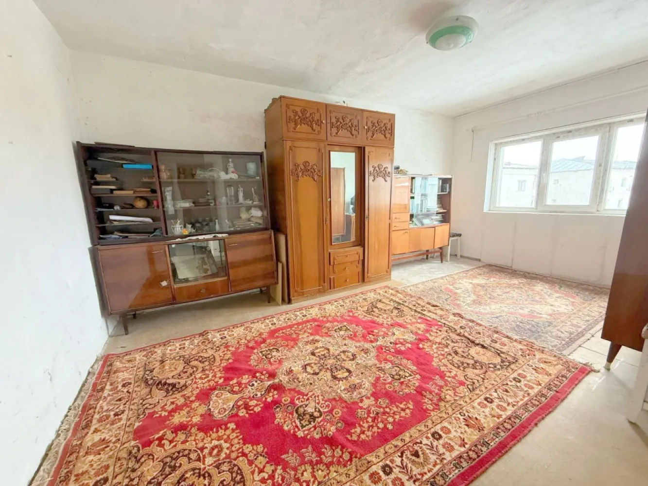 Exclusivitate - 2 camere Marasesti – 21.000 Euro, comision 0% - Va propun spre vanzare un apartament cu 2 camere, situat in Marasesti, jud. Vrancea, pe Str. Garoafei, zona Gara – Parc, o locatie linistita si accesibila, ideala atat pentru locuit, cat si pentru investitie.
Localizare excelenta – in apropiere de gara, parc si puncte de interes din oras.

Detalii proprietate:
Etaj 4 din 4
Suprafata utila: 49,4 mp
Logie: 5,1 mp
An constructie imobil: 1979
Compartimentare practica si luminoasa
Pod pe toata suprafata apartamentului, compartimentat identic, cu acces pe baza de cheie – spatiu suplimentar ideal pentru depozitare

Stare apartament:
Necesita renovare totala – perfect pentru a fi amenajat dupa propriul gust
Geamuri termopan
Usa metalica la intrare
Contor de gaz montat (nu dispune de centrala termica)

Situatie juridica clara:
Carte funciara
Certificat energetic
Acte la zi
Fara datorii

Pret propus: 18500 Euro 
Comision de intermediere 300 euro.
Oferta in exclusivitate prin Mag Invest

Pentru mai multe detalii si programari vizionare:
Liliana Ene – Broker acreditat ABI
Telefon: 0746.252.252
O oportunitate excelenta pentru cei care isi doresc un apartament bine pozitionat, cu potential ridicat, intr-o zona apreciata din Marasesti.