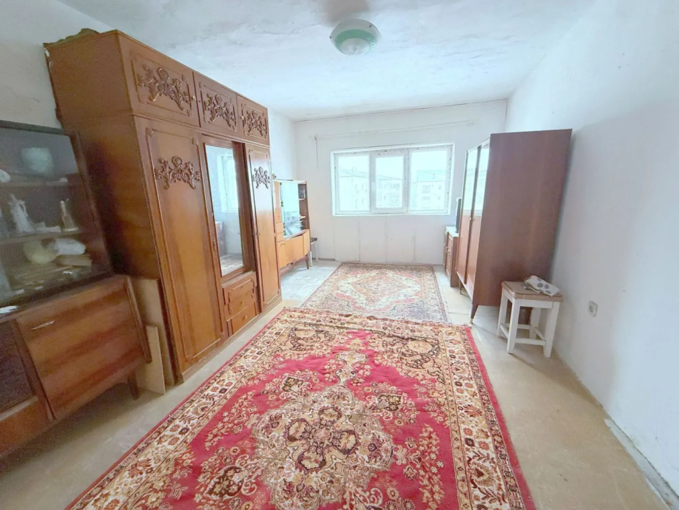 Exclusivitate - 2 camere Marasesti – 21.000 Euro, comision 0% - Va propun spre vanzare un apartament cu 2 camere, situat in Marasesti, jud. Vrancea, pe Str. Garoafei, zona Gara – Parc, o locatie linistita si accesibila, ideala atat pentru locuit, cat si pentru investitie.
Localizare excelenta – in apropiere de gara, parc si puncte de interes din oras.

Detalii proprietate:
Etaj 4 din 4
Suprafata utila: 49,4 mp
Logie: 5,1 mp
An constructie imobil: 1979
Compartimentare practica si luminoasa
Pod pe toata suprafata apartamentului, compartimentat identic, cu acces pe baza de cheie – spatiu suplimentar ideal pentru depozitare

Stare apartament:
Necesita renovare totala – perfect pentru a fi amenajat dupa propriul gust
Geamuri termopan
Usa metalica la intrare
Contor de gaz montat (nu dispune de centrala termica)

Situatie juridica clara:
Carte funciara
Certificat energetic
Acte la zi
Fara datorii

Pret propus: 18500 Euro 
Comision de intermediere 300 euro.
Oferta in exclusivitate prin Mag Invest

Pentru mai multe detalii si programari vizionare:
Liliana Ene – Broker acreditat ABI
Telefon: 0746.252.252
O oportunitate excelenta pentru cei care isi doresc un apartament bine pozitionat, cu potential ridicat, intr-o zona apreciata din Marasesti.