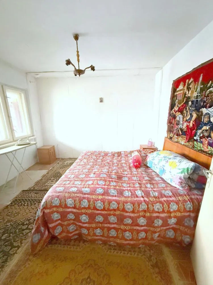 Exclusivitate - 2 camere Marasesti – 21.000 Euro, comision 0% - Va propun spre vanzare un apartament cu 2 camere, situat in Marasesti, jud. Vrancea, pe Str. Garoafei, zona Gara – Parc, o locatie linistita si accesibila, ideala atat pentru locuit, cat si pentru investitie.
Localizare excelenta – in apropiere de gara, parc si puncte de interes din oras.

Detalii proprietate:
Etaj 4 din 4
Suprafata utila: 49,4 mp
Logie: 5,1 mp
An constructie imobil: 1979
Compartimentare practica si luminoasa
Pod pe toata suprafata apartamentului, compartimentat identic, cu acces pe baza de cheie – spatiu suplimentar ideal pentru depozitare

Stare apartament:
Necesita renovare totala – perfect pentru a fi amenajat dupa propriul gust
Geamuri termopan
Usa metalica la intrare
Contor de gaz montat (nu dispune de centrala termica)

Situatie juridica clara:
Carte funciara
Certificat energetic
Acte la zi
Fara datorii

Pret propus: 18500 Euro 
Comision de intermediere 300 euro.
Oferta in exclusivitate prin Mag Invest

Pentru mai multe detalii si programari vizionare:
Liliana Ene – Broker acreditat ABI
Telefon: 0746.252.252
O oportunitate excelenta pentru cei care isi doresc un apartament bine pozitionat, cu potential ridicat, intr-o zona apreciata din Marasesti.