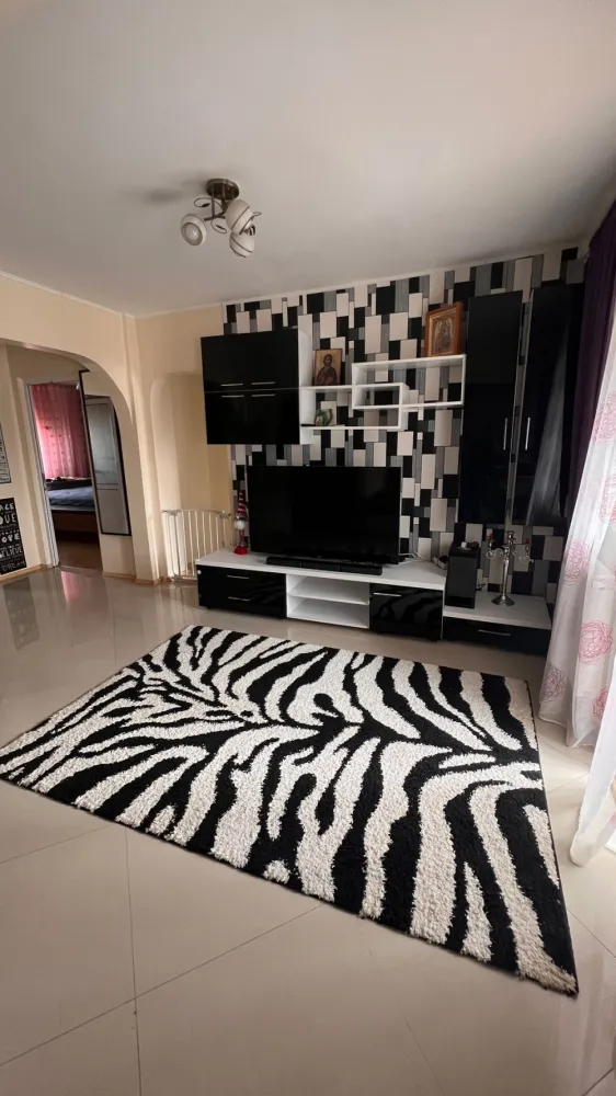 Apartament 3 camere, zona Eden, 71mp - Apartament de vanzare, 3 camere, zona EdenApartament cu 3 camere, etaj 3/5, blocul este cu mansarda, compus din doua dormitoare, living, doua bai, bucătărie si balcon.&nbsp;* Direct proprietar.&nbsp;* Suprafata utila fără balcon 68mp&nbsp;* suprafata totala cu balcon 71mp&nbsp;Dormitorul mare 16mp, dormitorul mic 10mp, doua bai ( baia mare 3.8mp, baie de serviciu 1.9mp), living plus hol 27mp, bucatarie 8.7mp si balcon 3.5mpApartamentul se vinde mobilat si utilat, cu centrala pe gaz.&nbsp;Accept plata in numerar cat si achiziție prin credit bancar.&nbsp;* zona linistita, scara cu doua apartamente pe etaj.&nbsp;Pentru mai multe detalii nu ezitați sa ma contactați.Preț 120000 euro.Contact: 0749128806