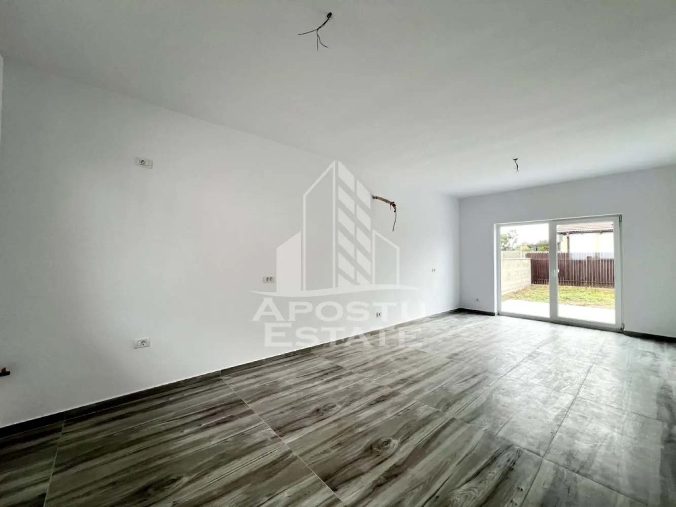 Casa individuala de vanzare pe parter, curte proprie, zona Sanandrei - APOSTU ESTATE va ofera spre vanzare o casa individuala moderna, situata in judetul Timis, localitatea Sanandrei, intr-o zona centrala, linistita si in continua dezvoltare, la aproximativ 10 minute de Timisoara. Proprietatea beneficiaza de acces facil catre principalele puncte de interes din localitate, fiind ideala pentru familii sau pentru cei care isi doresc confort, intimitate si o locuinta bine amplasata.

Casa este amplasata pe un teren de 287 mp si dispune de o suprafata utila de 72 mp, oferind un echilibru perfect intre spatiul interior si curtea privata, ideala pentru relaxare, gradinarit sau amenajarea unui loc de joaca pentru copii.

Compartimentarea este practica si eficienta, fiind alcatuita din trei camere, hol, living cu bucatarie open-space, baie si pod propriu, ce poate fi utilizat ca spatiu suplimentar pentru depozitare.

Confortul locuintei este completat de toate utilitatile necesare, respectiv gaz, curent electric si canalizare, iar izolatia exterioara cu polistiren de 10 cm contribuie la un consum redus de energie si un confort termic sporit pe tot parcursul anului.

Un avantaj important al proprietatii il reprezinta posibilitatea de a-ti personaliza baia prin alegerea obiectelor sanitare, astfel incat locuinta sa fie amenajata dupa propriul gust si stil.

Beneficii:

* Casa individuala cu teren propriu de 287 mp
* Suprafata utila de 72 mp
* Living cu bucatarie open-space
* 3 camere bine compartimentate
* Pod propriu pentru depozitare
* Izolatie exterioara cu polistiren de 10 cm
* Gaz, curent si canalizare
* Posibilitatea alegerii obiectelor sanitare
* Curte privata cu multiple posibilitati de amenajare
* Zona centrala, linistita, cu acces rapid catre Timisoara

Aceasta proprietate reprezinta alegerea potrivita pentru cei care isi doresc o casa individuala intr-o zona apreciata, cu acces facil catre oras si toate avantajele unei locuinte moderne.

Agentia imobiliara Apostu Estate va ofera consultanta bancara gratuita prin intermediul colaboratorilor nostri pentru alegerea celui mai potrivit tip de credit, astfel incat tu sa devii noul proprietar al acestei case.

Va asteptam cu drag la o vizionare!

ID intern: CP3197613