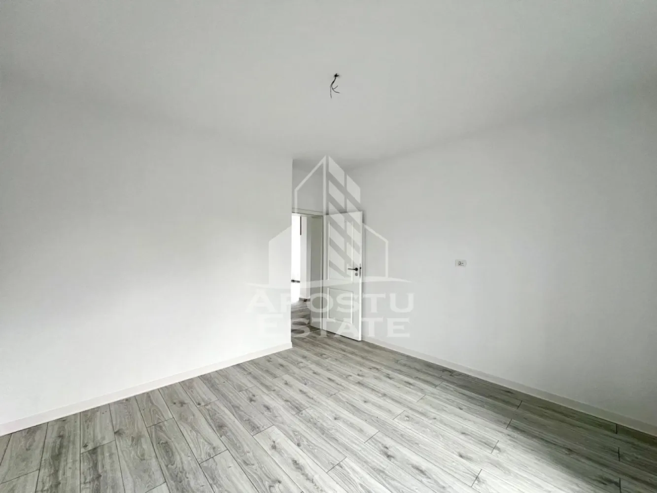 Casa individuala de vanzare pe parter, curte proprie, zona Sanandrei - APOSTU ESTATE va ofera spre vanzare o casa individuala moderna, situata in judetul Timis, localitatea Sanandrei, intr-o zona centrala, linistita si in continua dezvoltare, la aproximativ 10 minute de Timisoara. Proprietatea beneficiaza de acces facil catre principalele puncte de interes din localitate, fiind ideala pentru familii sau pentru cei care isi doresc confort, intimitate si o locuinta bine amplasata.

Casa este amplasata pe un teren de 287 mp si dispune de o suprafata utila de 72 mp, oferind un echilibru perfect intre spatiul interior si curtea privata, ideala pentru relaxare, gradinarit sau amenajarea unui loc de joaca pentru copii.

Compartimentarea este practica si eficienta, fiind alcatuita din trei camere, hol, living cu bucatarie open-space, baie si pod propriu, ce poate fi utilizat ca spatiu suplimentar pentru depozitare.

Confortul locuintei este completat de toate utilitatile necesare, respectiv gaz, curent electric si canalizare, iar izolatia exterioara cu polistiren de 10 cm contribuie la un consum redus de energie si un confort termic sporit pe tot parcursul anului.

Un avantaj important al proprietatii il reprezinta posibilitatea de a-ti personaliza baia prin alegerea obiectelor sanitare, astfel incat locuinta sa fie amenajata dupa propriul gust si stil.

Beneficii:

* Casa individuala cu teren propriu de 287 mp
* Suprafata utila de 72 mp
* Living cu bucatarie open-space
* 3 camere bine compartimentate
* Pod propriu pentru depozitare
* Izolatie exterioara cu polistiren de 10 cm
* Gaz, curent si canalizare
* Posibilitatea alegerii obiectelor sanitare
* Curte privata cu multiple posibilitati de amenajare
* Zona centrala, linistita, cu acces rapid catre Timisoara

Aceasta proprietate reprezinta alegerea potrivita pentru cei care isi doresc o casa individuala intr-o zona apreciata, cu acces facil catre oras si toate avantajele unei locuinte moderne.

Agentia imobiliara Apostu Estate va ofera consultanta bancara gratuita prin intermediul colaboratorilor nostri pentru alegerea celui mai potrivit tip de credit, astfel incat tu sa devii noul proprietar al acestei case.

Va asteptam cu drag la o vizionare!

ID intern: CP3197613