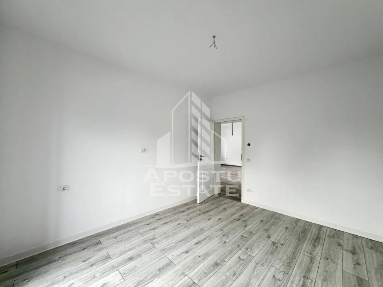 Casa individuala de vanzare pe parter, curte proprie, zona Sanandrei - APOSTU ESTATE va ofera spre vanzare o casa individuala moderna, situata in judetul Timis, localitatea Sanandrei, intr-o zona centrala, linistita si in continua dezvoltare, la aproximativ 10 minute de Timisoara. Proprietatea beneficiaza de acces facil catre principalele puncte de interes din localitate, fiind ideala pentru familii sau pentru cei care isi doresc confort, intimitate si o locuinta bine amplasata.

Casa este amplasata pe un teren de 287 mp si dispune de o suprafata utila de 72 mp, oferind un echilibru perfect intre spatiul interior si curtea privata, ideala pentru relaxare, gradinarit sau amenajarea unui loc de joaca pentru copii.

Compartimentarea este practica si eficienta, fiind alcatuita din trei camere, hol, living cu bucatarie open-space, baie si pod propriu, ce poate fi utilizat ca spatiu suplimentar pentru depozitare.

Confortul locuintei este completat de toate utilitatile necesare, respectiv gaz, curent electric si canalizare, iar izolatia exterioara cu polistiren de 10 cm contribuie la un consum redus de energie si un confort termic sporit pe tot parcursul anului.

Un avantaj important al proprietatii il reprezinta posibilitatea de a-ti personaliza baia prin alegerea obiectelor sanitare, astfel incat locuinta sa fie amenajata dupa propriul gust si stil.

Beneficii:

* Casa individuala cu teren propriu de 287 mp
* Suprafata utila de 72 mp
* Living cu bucatarie open-space
* 3 camere bine compartimentate
* Pod propriu pentru depozitare
* Izolatie exterioara cu polistiren de 10 cm
* Gaz, curent si canalizare
* Posibilitatea alegerii obiectelor sanitare
* Curte privata cu multiple posibilitati de amenajare
* Zona centrala, linistita, cu acces rapid catre Timisoara

Aceasta proprietate reprezinta alegerea potrivita pentru cei care isi doresc o casa individuala intr-o zona apreciata, cu acces facil catre oras si toate avantajele unei locuinte moderne.

Agentia imobiliara Apostu Estate va ofera consultanta bancara gratuita prin intermediul colaboratorilor nostri pentru alegerea celui mai potrivit tip de credit, astfel incat tu sa devii noul proprietar al acestei case.

Va asteptam cu drag la o vizionare!

ID intern: CP3197613