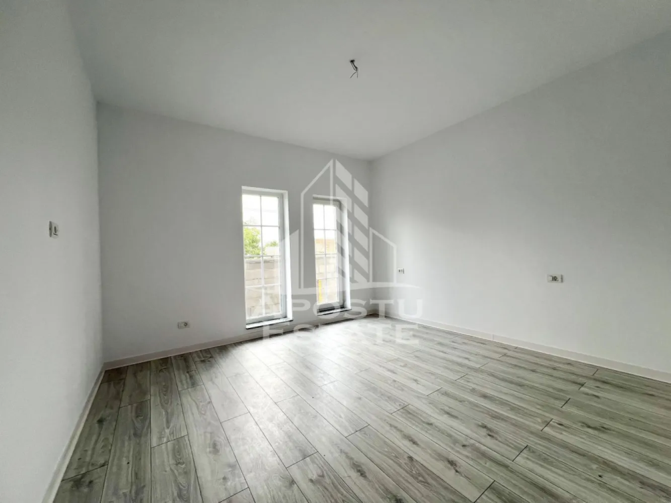 Casa individuala de vanzare pe parter, curte proprie, zona Sanandrei - APOSTU ESTATE va ofera spre vanzare o casa individuala moderna, situata in judetul Timis, localitatea Sanandrei, intr-o zona centrala, linistita si in continua dezvoltare, la aproximativ 10 minute de Timisoara. Proprietatea beneficiaza de acces facil catre principalele puncte de interes din localitate, fiind ideala pentru familii sau pentru cei care isi doresc confort, intimitate si o locuinta bine amplasata.

Casa este amplasata pe un teren de 287 mp si dispune de o suprafata utila de 72 mp, oferind un echilibru perfect intre spatiul interior si curtea privata, ideala pentru relaxare, gradinarit sau amenajarea unui loc de joaca pentru copii.

Compartimentarea este practica si eficienta, fiind alcatuita din trei camere, hol, living cu bucatarie open-space, baie si pod propriu, ce poate fi utilizat ca spatiu suplimentar pentru depozitare.

Confortul locuintei este completat de toate utilitatile necesare, respectiv gaz, curent electric si canalizare, iar izolatia exterioara cu polistiren de 10 cm contribuie la un consum redus de energie si un confort termic sporit pe tot parcursul anului.

Un avantaj important al proprietatii il reprezinta posibilitatea de a-ti personaliza baia prin alegerea obiectelor sanitare, astfel incat locuinta sa fie amenajata dupa propriul gust si stil.

Beneficii:

* Casa individuala cu teren propriu de 287 mp
* Suprafata utila de 72 mp
* Living cu bucatarie open-space
* 3 camere bine compartimentate
* Pod propriu pentru depozitare
* Izolatie exterioara cu polistiren de 10 cm
* Gaz, curent si canalizare
* Posibilitatea alegerii obiectelor sanitare
* Curte privata cu multiple posibilitati de amenajare
* Zona centrala, linistita, cu acces rapid catre Timisoara

Aceasta proprietate reprezinta alegerea potrivita pentru cei care isi doresc o casa individuala intr-o zona apreciata, cu acces facil catre oras si toate avantajele unei locuinte moderne.

Agentia imobiliara Apostu Estate va ofera consultanta bancara gratuita prin intermediul colaboratorilor nostri pentru alegerea celui mai potrivit tip de credit, astfel incat tu sa devii noul proprietar al acestei case.

Va asteptam cu drag la o vizionare!

ID intern: CP3197613