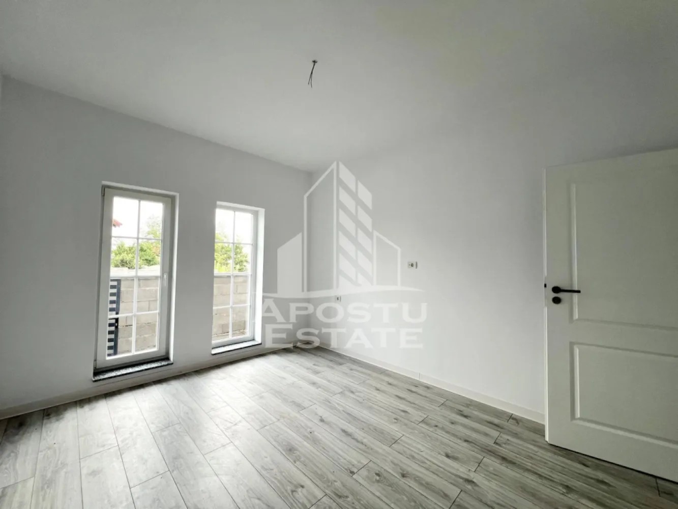 Casa individuala de vanzare pe parter, curte proprie, zona Sanandrei