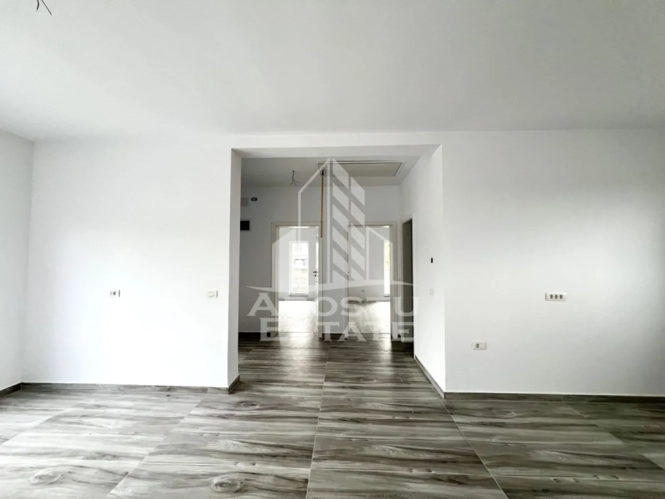 Casa individuala de vanzare pe parter, curte proprie, zona Sanandrei