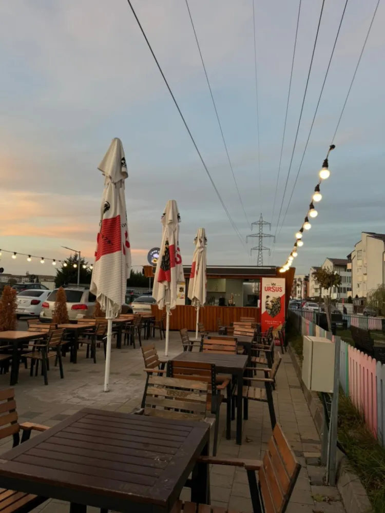 Afacere Fast-Food la cheie cu terasă | Cartierul Arhitecților | Teren în proprietate 121 mp - 🔑 Oportunitate excelentă de investiție – Afacere Fast-Food la cheie, Cartierul ArhitecțilorPersoană juridică oferă spre vânzare afacere în domeniul Fast-Food, complet funcțională, pregătită pentru preluare imediată.📍 Locația este situată în zona Cartierul Arhitecților, într-un areal cu trafic pietonal intens, beneficiind de proximitatea unui loc de joacă modern, recent renovat de primărie – un avantaj important pentru flux constant de clienți.📦 Proprietatea este compusă din:✔ Bucătărie tip container, complet utilată și mobilată – gata pentru operare imediată✔ Magazie + curte interioară pentru depozitare✔ Teren în proprietate – 121 mp✔ Terasă amenajată cu 14 mese (4 scaune / masă)✔ Utilități: curent electricAfacerea este ideală pentru antreprenori care doresc să preia un business funcțional fără investiții suplimentare majore.📌 Motivul vânzării: schimbarea domeniului de activitate al companiei.💶 Preț: 75.000 € negociabilPentru detalii suplimentare, informații financiare sau programarea unei vizionări, vă rugăm să ne contactați în privat.