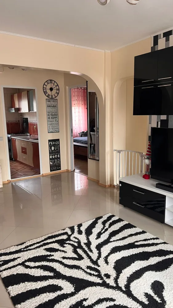 Apartament 3 camere, zona Eden, 71mp - Apartament de vanzare, 3 camere, zona EdenApartament cu 3 camere, etaj 3/5, blocul este cu mansarda, compus din doua dormitoare, living, doua bai, bucătărie si balcon.&nbsp;* Direct proprietar.&nbsp;* Suprafata utila fără balcon 68mp&nbsp;* suprafata totala cu balcon 71mp&nbsp;Dormitorul mare 16mp, dormitorul mic 10mp, doua bai ( baia mare 3.8mp, baie de serviciu 1.9mp), living plus hol 27mp, bucatarie 8.7mp si balcon 3.5mpApartamentul se vinde mobilat si utilat, cu centrala pe gaz.&nbsp;Accept plata in numerar cat si achiziție prin credit bancar.&nbsp;* zona linistita, scara cu doua apartamente pe etaj.&nbsp;Pentru mai multe detalii nu ezitați sa ma contactați.Preț 120000 euro.Contact: 0749128806