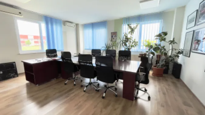 Cladire birouri - spațiu comercial cu parcări în incintă privată