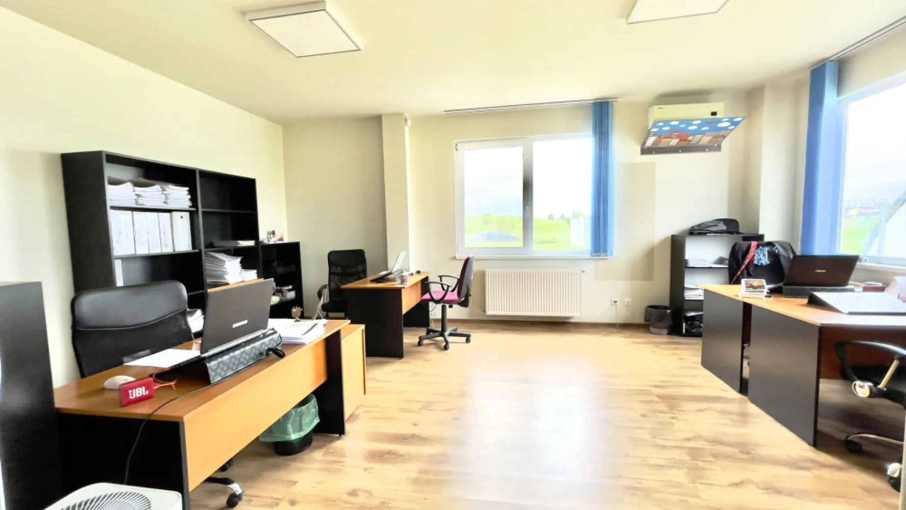 Cladire birouri - spațiu comercial cu parcări în incintă privată