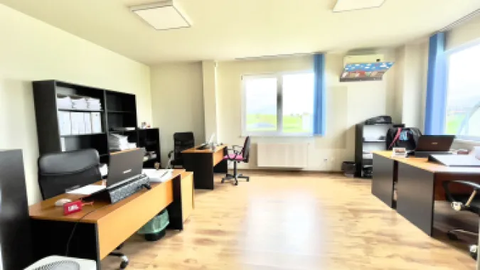 Cladire birouri - spațiu comercial cu parcări în incintă privată