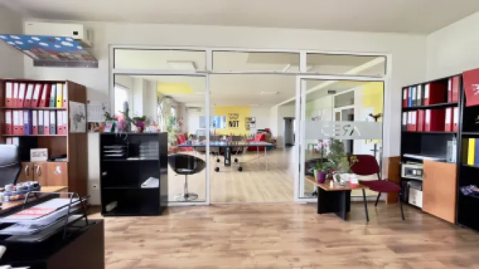 Cladire birouri - spațiu comercial cu parcări în incintă privată
