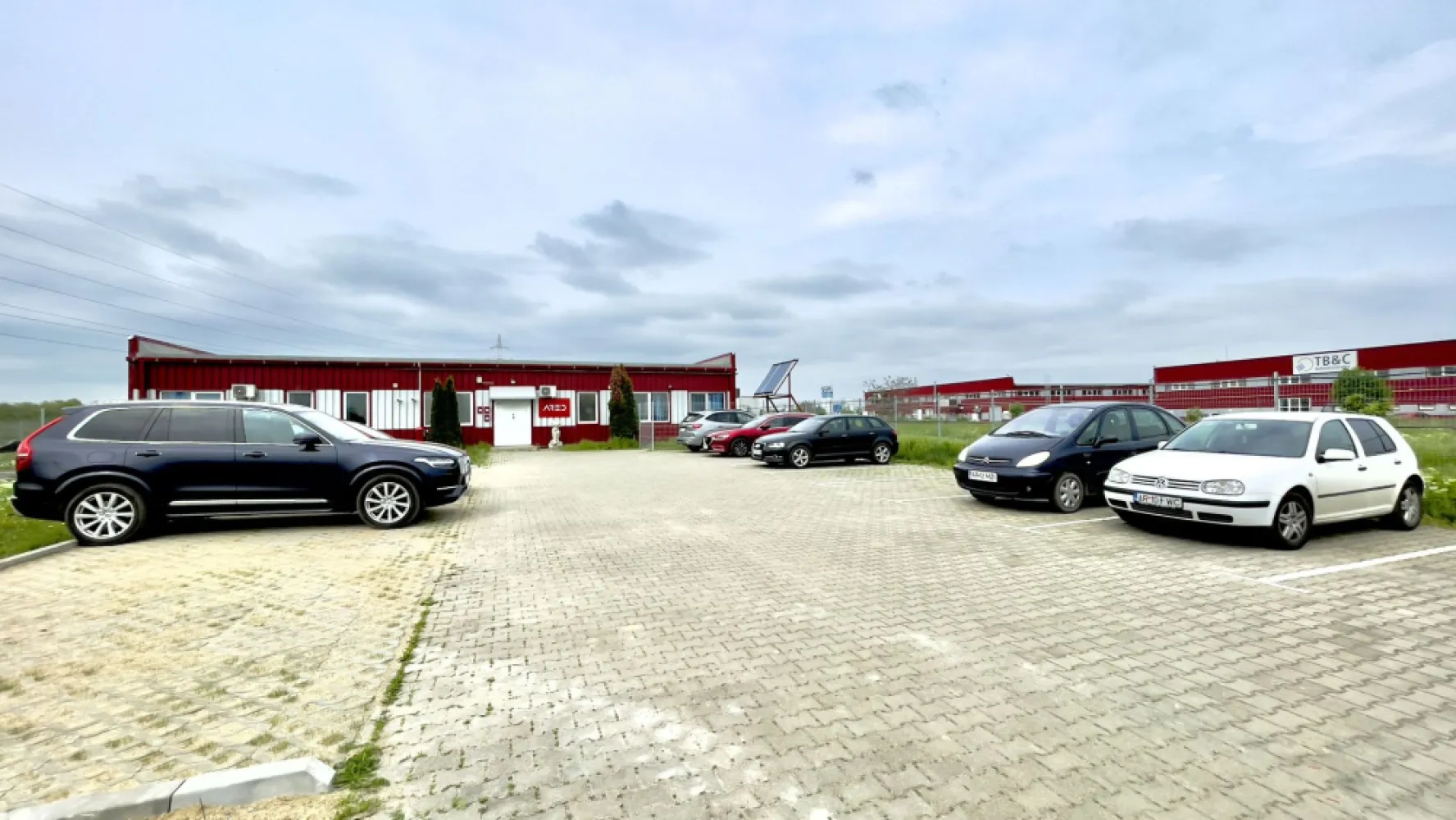 Cladire birouri - spațiu comercial cu parcări în incintă privată