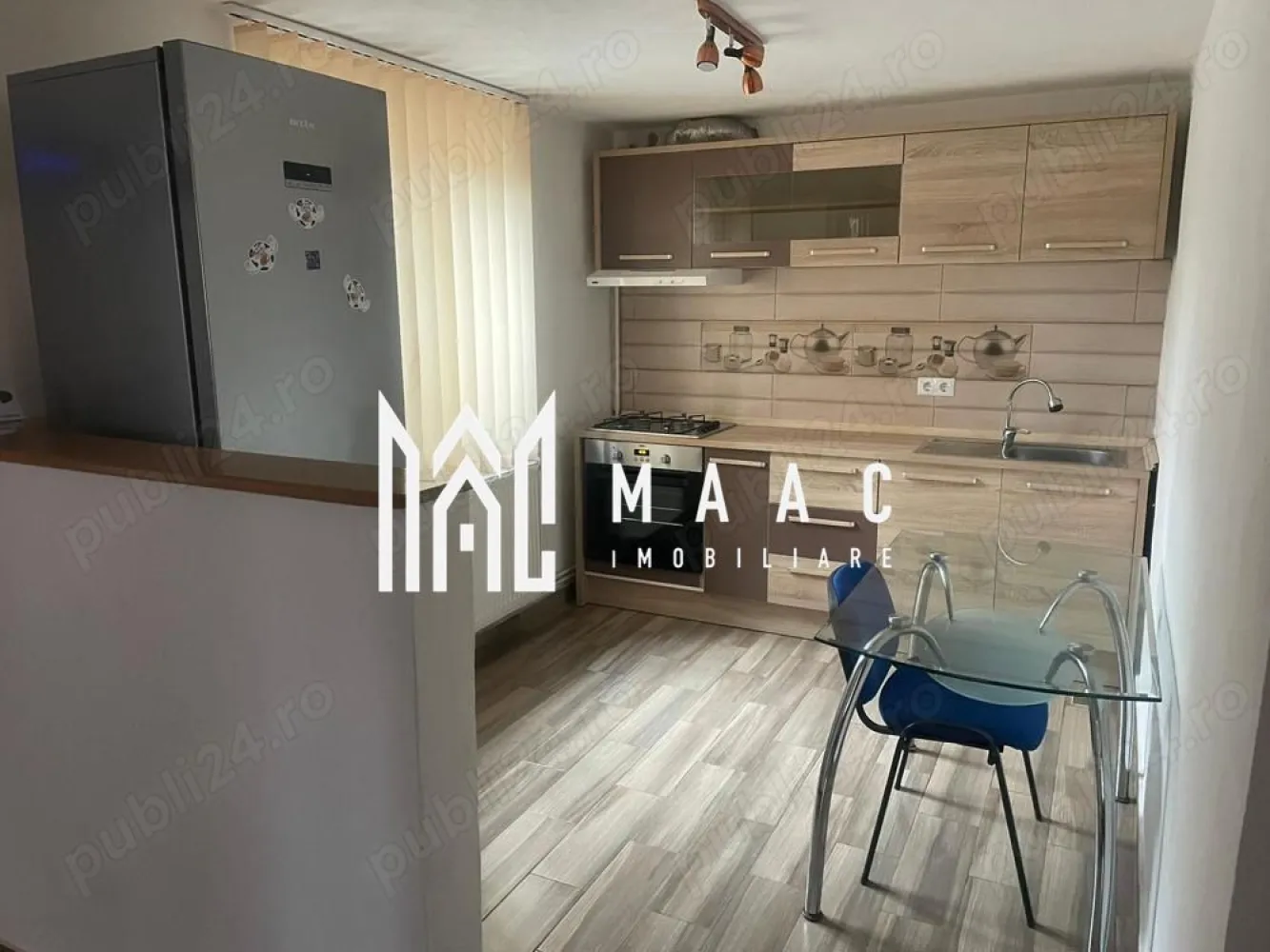 Apartament la casa | 3 camere | Selimbar - Maac Imobiliare va propune spre inchiriere un apartament la casa situat in Selimbar Locuinta cuprinde : living, bucatarie deschisa, 2 dormitoare, hol de acces, baie cu dus . Curte comuna are zona de barbecue Termen de inchiriere minim 1 an de zile Se percepe o garantie din cuantumul unei chirii lunare Nu se accepta animale de companie Zona este una linistita, in apropiere se regasesc centre comerciale, de invatamant, acces la mijloacele de transport in comun. Pentru mai multe detalii precizati telefonic ca ati vazut anuntul cu ID: CP2122305