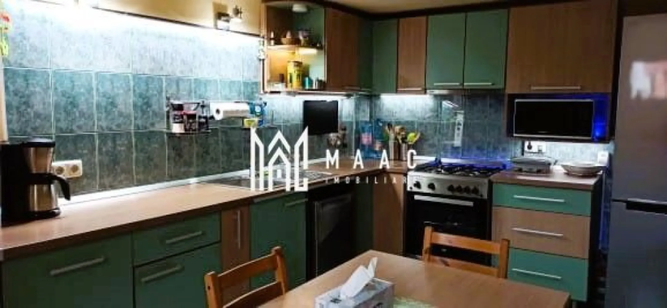 Apartament la casa | 3 camere | Parter I Zona Terezian - Maac Imobiliare propune un apartament la casa, situat la parterul unui imobil cu regim de inaltime S+P+E+P, din cartierul Terezian. Locuinta are in alcatuire: hol de acces, bucatarie inchisa, living, 2 dormitoare, baie. Subsolul cuprinde: hol de acces, chicineta, spalatorie, pivnita, debara, si camara, camera tehnica. Incalzirea se face prin calorifere; centrala pe gaz, proprie. Aferent- garaj in curtea comuna cu alt proprietar. Curtea este formata dintr-o parte pavata si zona verde destinata relaxarii. Pentru mai multe detalii precizati telefonic ca ati vazut anuntul cu ID: CP2046985
