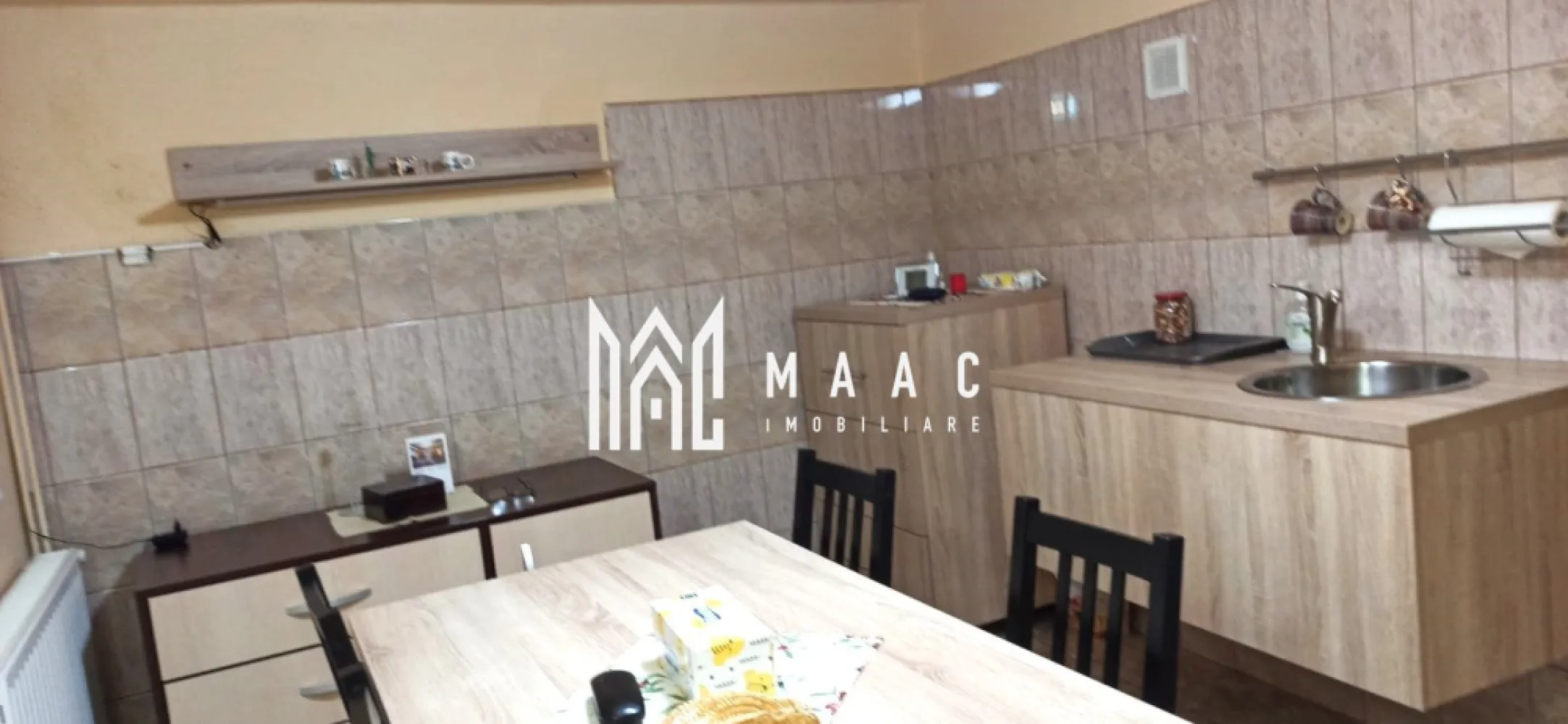 Apartament la casa | 3 camere | Parter I Zona Terezian - Maac Imobiliare propune un apartament la casa, situat la parterul unui imobil cu regim de inaltime S+P+E+P, din cartierul Terezian. Locuinta are in alcatuire: hol de acces, bucatarie inchisa, living, 2 dormitoare, baie. Subsolul cuprinde: hol de acces, chicineta, spalatorie, pivnita, debara, si camara, camera tehnica. Incalzirea se face prin calorifere; centrala pe gaz, proprie. Aferent- garaj in curtea comuna cu alt proprietar. Curtea este formata dintr-o parte pavata si zona verde destinata relaxarii. Pentru mai multe detalii precizati telefonic ca ati vazut anuntul cu ID: CP2046985