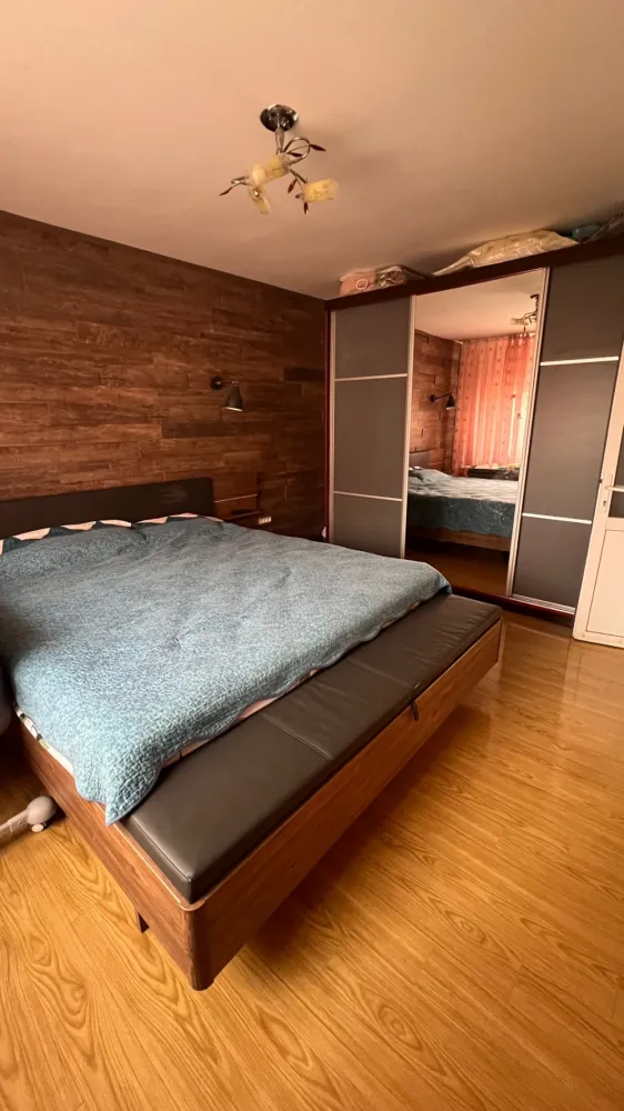 Apartament 3 camere, zona Eden, 71mp - Apartament de vanzare, 3 camere, zona EdenApartament cu 3 camere, etaj 3/5, blocul este cu mansarda, compus din doua dormitoare, living, doua bai, bucătărie si balcon.&nbsp;* Direct proprietar.&nbsp;* Suprafata utila fără balcon 68mp&nbsp;* suprafata totala cu balcon 71mp&nbsp;Dormitorul mare 16mp, dormitorul mic 10mp, doua bai ( baia mare 3.8mp, baie de serviciu 1.9mp), living plus hol 27mp, bucatarie 8.7mp si balcon 3.5mpApartamentul se vinde mobilat si utilat, cu centrala pe gaz.&nbsp;Accept plata in numerar cat si achiziție prin credit bancar.&nbsp;* zona linistita, scara cu doua apartamente pe etaj.&nbsp;Pentru mai multe detalii nu ezitați sa ma contactați.Preț 120000 euro.Contact: 0749128806