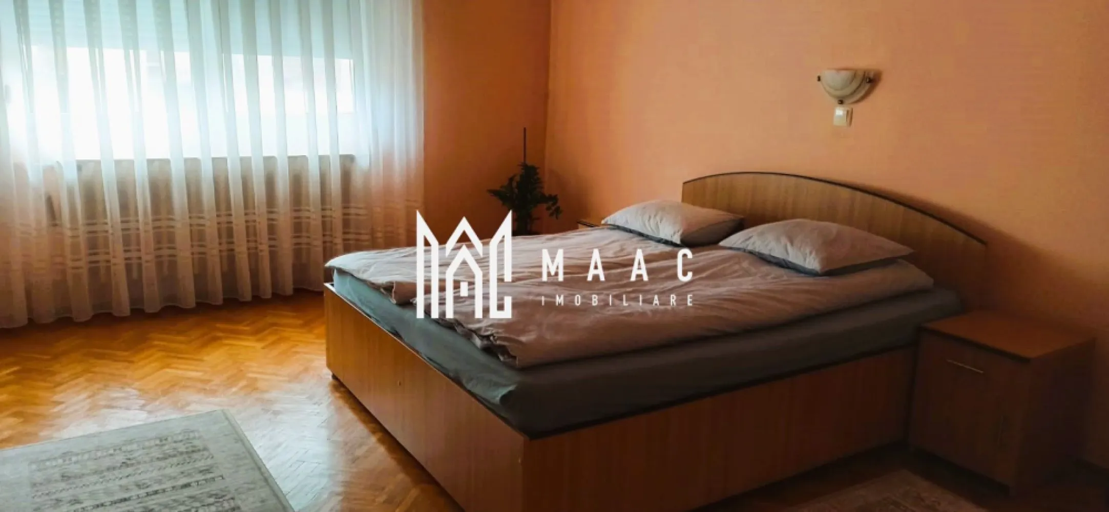 Apartament la casa | 3 camere | Parter I Zona Terezian - Maac Imobiliare propune un apartament la casa, situat la parterul unui imobil cu regim de inaltime S+P+E+P, din cartierul Terezian. Locuinta are in alcatuire: hol de acces, bucatarie inchisa, living, 2 dormitoare, baie. Subsolul cuprinde: hol de acces, chicineta, spalatorie, pivnita, debara, si camara, camera tehnica. Incalzirea se face prin calorifere; centrala pe gaz, proprie. Aferent- garaj in curtea comuna cu alt proprietar. Curtea este formata dintr-o parte pavata si zona verde destinata relaxarii. Pentru mai multe detalii precizati telefonic ca ati vazut anuntul cu ID: CP2046985