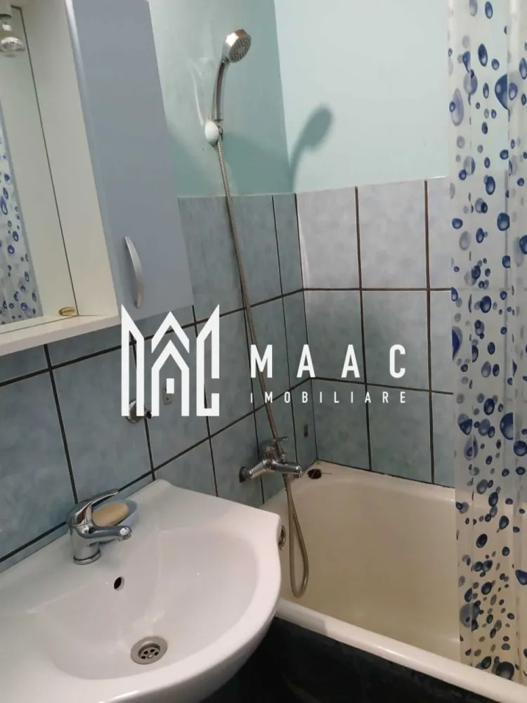 Vând apartament semidecomodat 47m2 - Vând aparatament în orașul Cisnădie (aprox. 10 km de orașul sibiu).
-2 camere+ o sufragerie
-o baie
-o bucătărie
-balcon
-termopane
-izolat
-toate uitilitățile
-centrală pe gaz 
-etaj 4
-acoperișul blocului este renovat recent