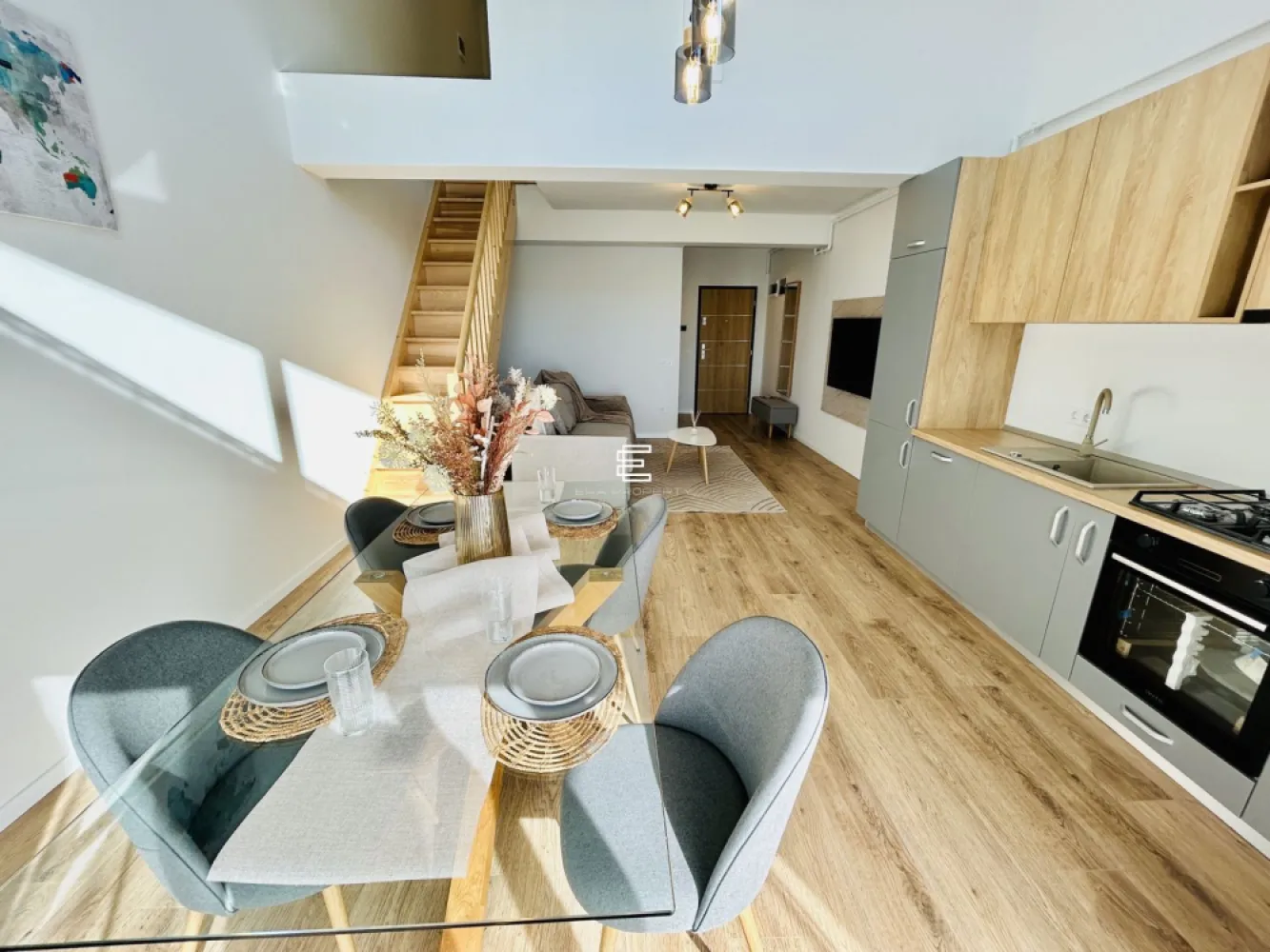Penthouse de vânzare în Sibiu – Zona Rezidențială Vest, mobilat și utilat - Penthouse de vânzare în Sibiu – Zona Rezidențială Vest, mobilat și utilat

Penthouse modern, situat la etajul 2/2 al unei vile cu doar 12 apartamente, într-o zonă rezidențială liniștită la intrarea în localitatea Cristian, Sibiu. Acest penthouse este perfect pentru cei care caută confortul unui spațiu mobilat și utilat complet, gata de mutare.
Caracteristici principale:
Suprafață utilă: 55,54 mp
Balcon: 7,63 mp, ideal pentru momente de relaxare, cu priveliște frumoasă.
Structurat pe 2 niveluri:
Primul nivel (37,54 mp): Hol de acces, living open space cu bucătărie, baie, balcon.
Al doilea nivel (18,46 mp): Hol de acces, dormitor, baie.
Avantaje cheie:
Living spațios și luminos, cu o înălțime impresionantă de 5.6 m, oferind senzația de deschidere și confort.
Încălzire în pardoseală pe ambele niveluri, asigurând un mediu termic constant și eficient.
Mobilat și utilat complet: Tot ce mai trebuie să aduci sunt hainele, locuința fiind pregătită pentru a te muta imediat.
Loc de parcare inclus, oferindu-ți acces facil și sigur.
Priveliste deosebită datorită orientării sudice și amplasării la ultimul etaj.
Numeroase spatii de depozitare, integrate inteligent pentru a-ți oferi mai multă funcționalitate.
Balcon orientat spre sud, perfect pentru a te bucura de soare pe tot parcursul zilei.
Dotări incluse:
Frigider, mașină de spălat vase, cuptor și plită electrică incorporabile.
Mașină de spălat rufe și televizor.
Jaluzele electrice pentru confort suplimentar.
Încălzire în pardoseală pentru un plus de eficiență energetică și confort.
Termen de predare: disponibilitate imediata.

Pret: 102.000 euro
Tel: 0772 298 572